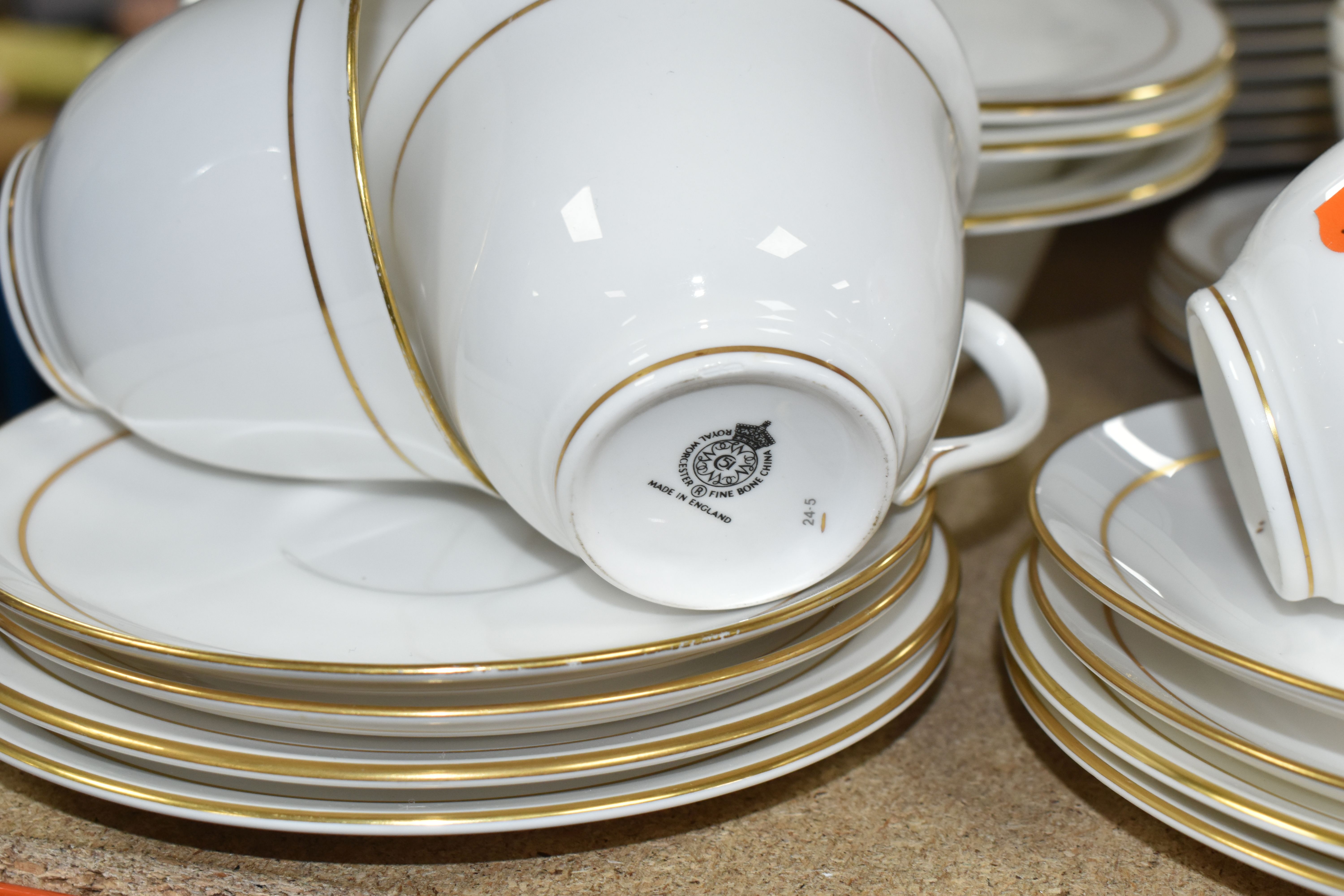 LARGE QUANTITY OF ROYAL WORCESTER CONTESSA DESIGN DINNERWARE, circa 1982, including twelve dinner - Image 4 of 4