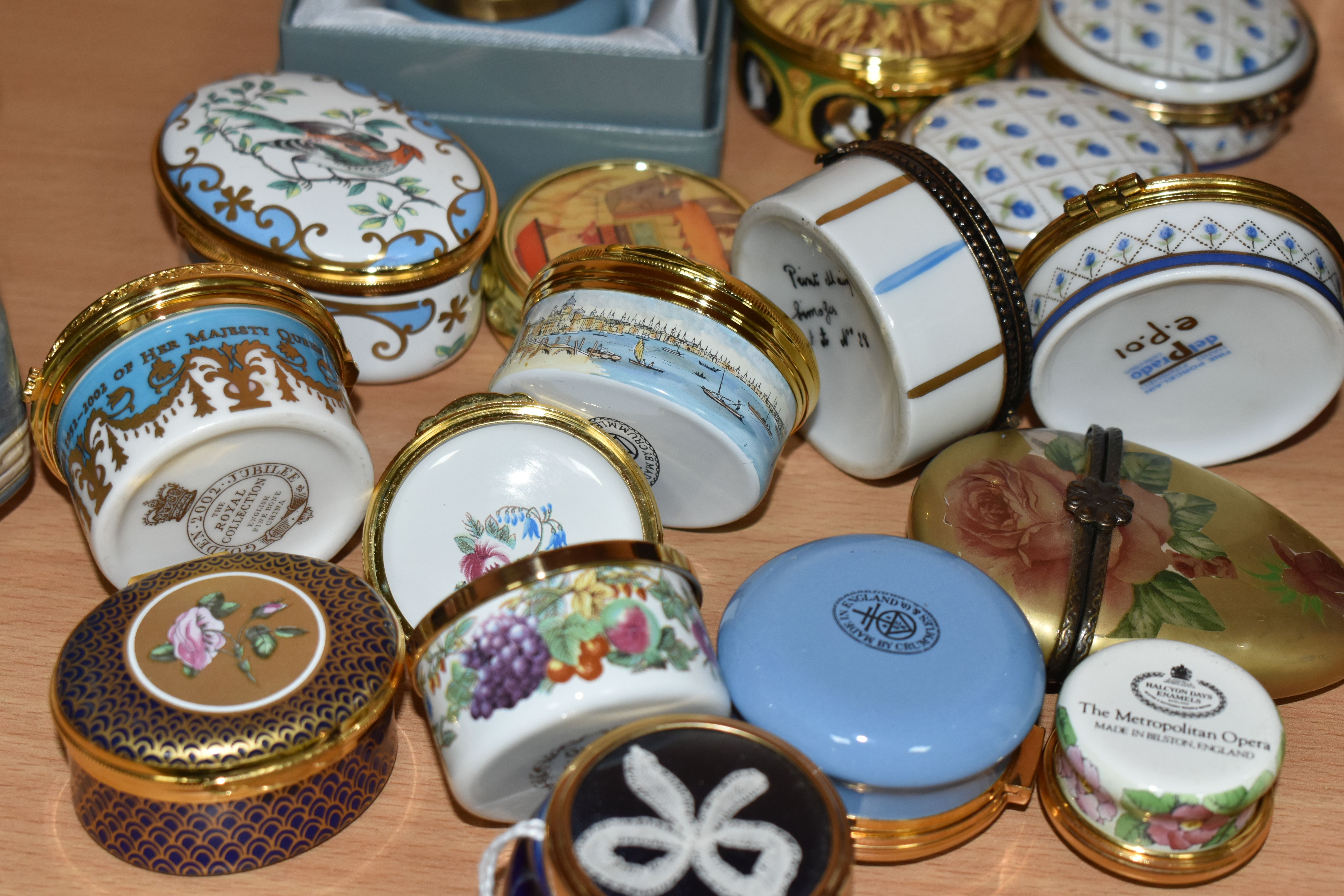 A COLLECTION OF ENAMEL AND PORCELAIN TRINKET BOXES, sixteen pieces to include Limoges, Crummles & - Image 6 of 6
