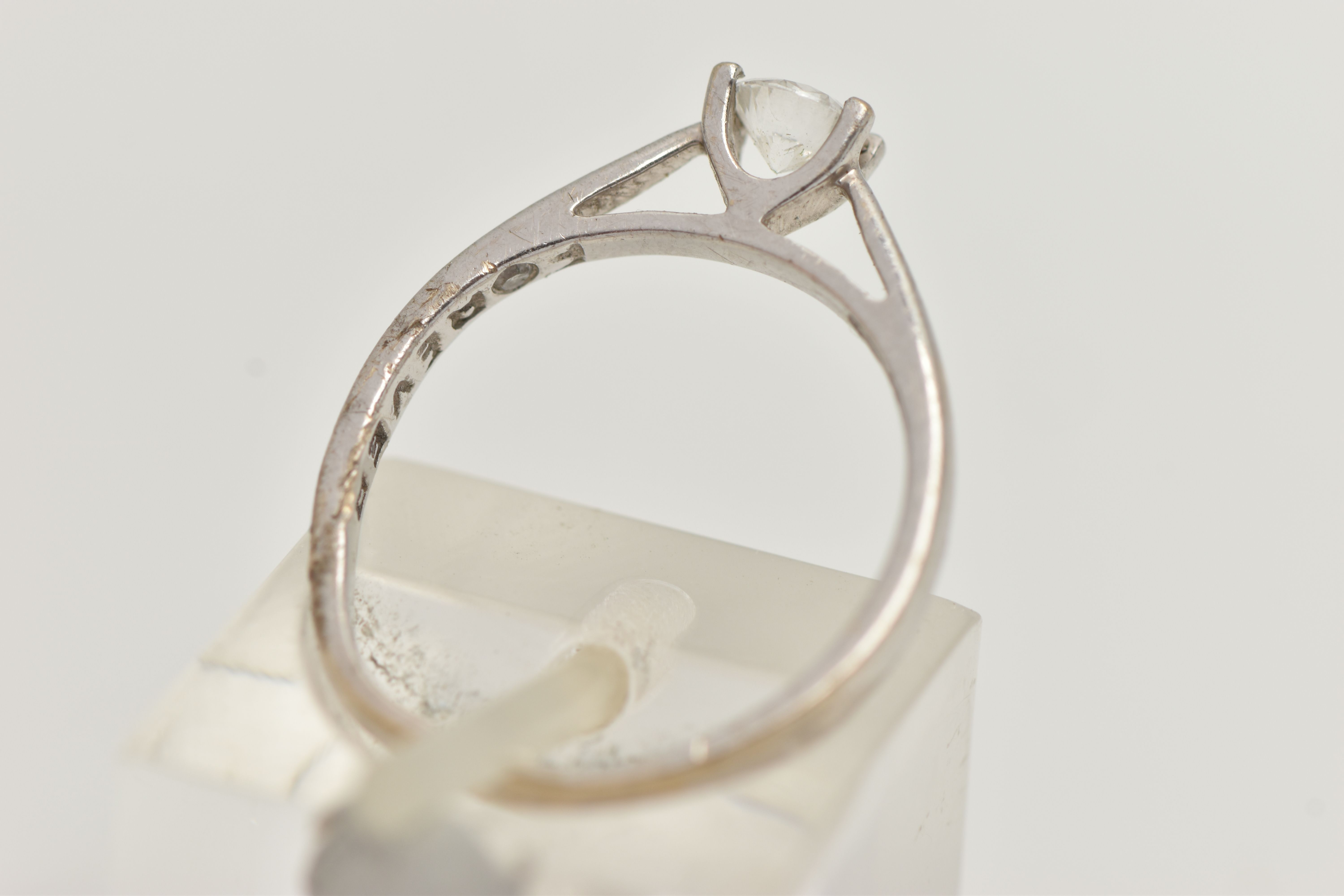 AN 18CT WHITE GOLD DIAMOND SINGLE STONE RING, round brilliant cut diamond, estimated diamond - Image 3 of 4