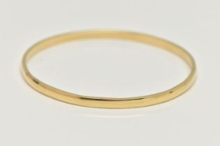 A YELLOW METAL SOLID BANGLE, circular form bangle, approximate width 3.9mm, approximate internal