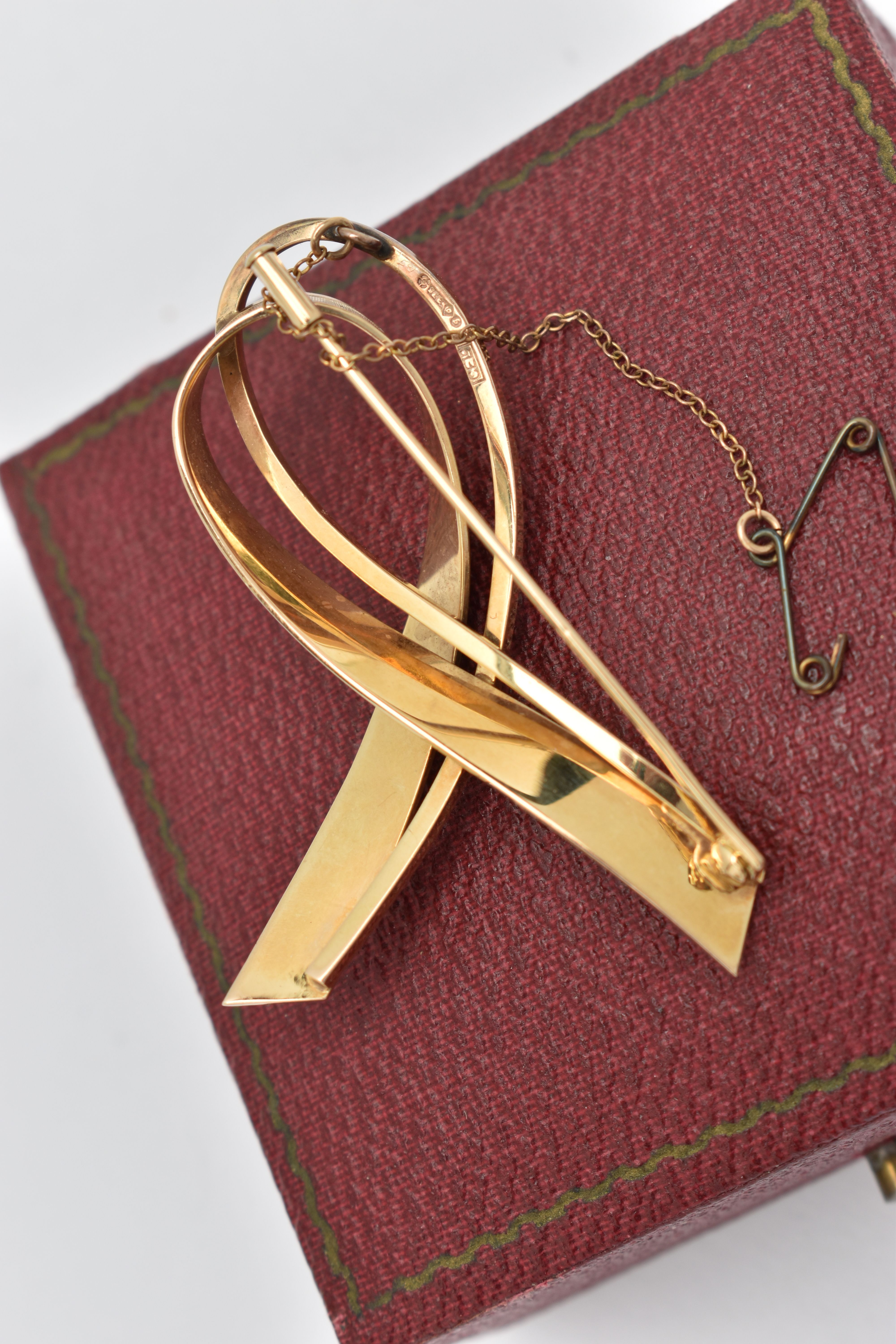 A 9CT GOLD BROOCH, designed as a ribbon with textured detail, fitted with a pin and cylinder - Image 3 of 3