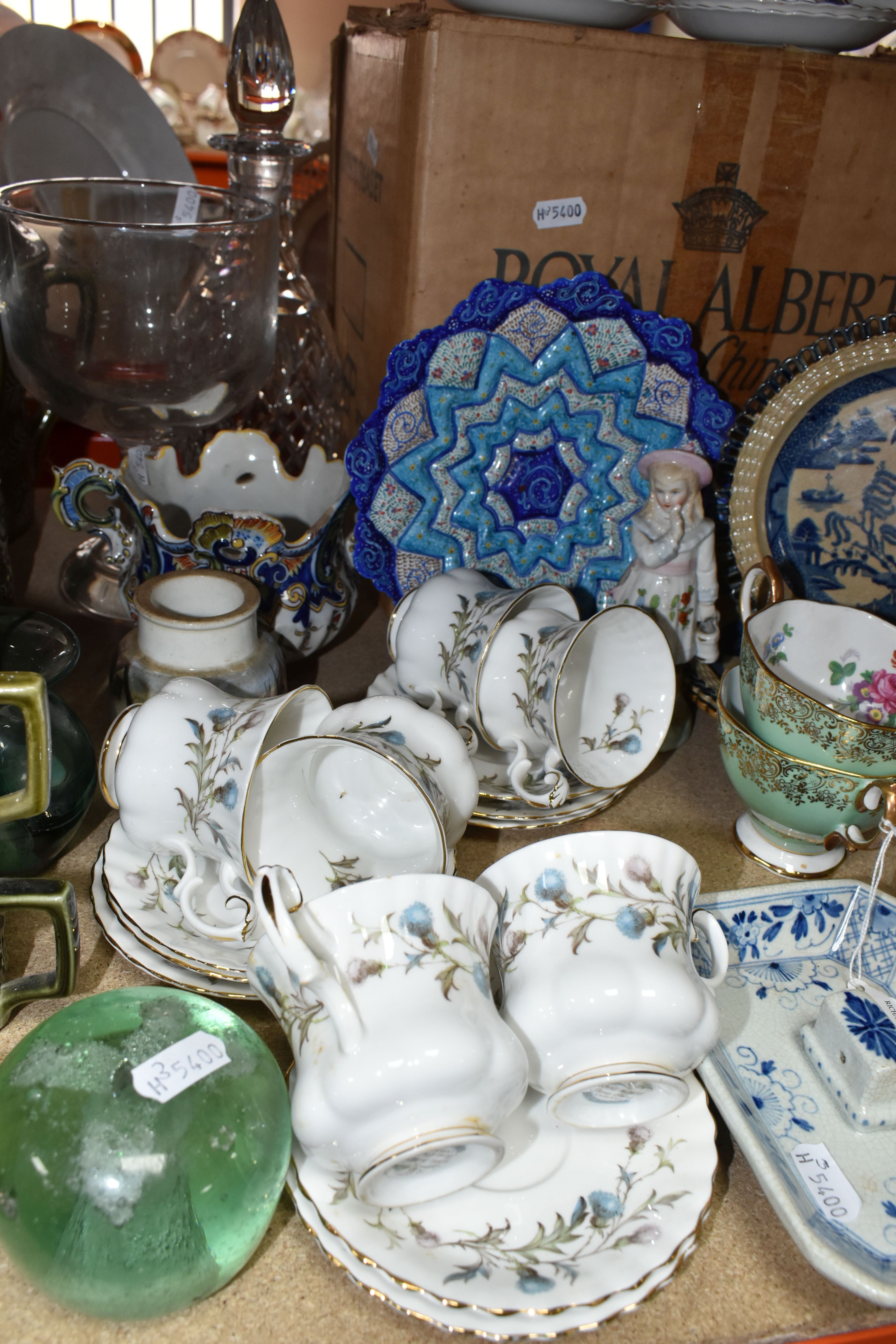 A VARIETY OF CERAMICS AND GLASSWARE INCLUDING A ROYAL ALBERT TEA SET, A VICTORIAN GLASS DUMP - Image 5 of 6