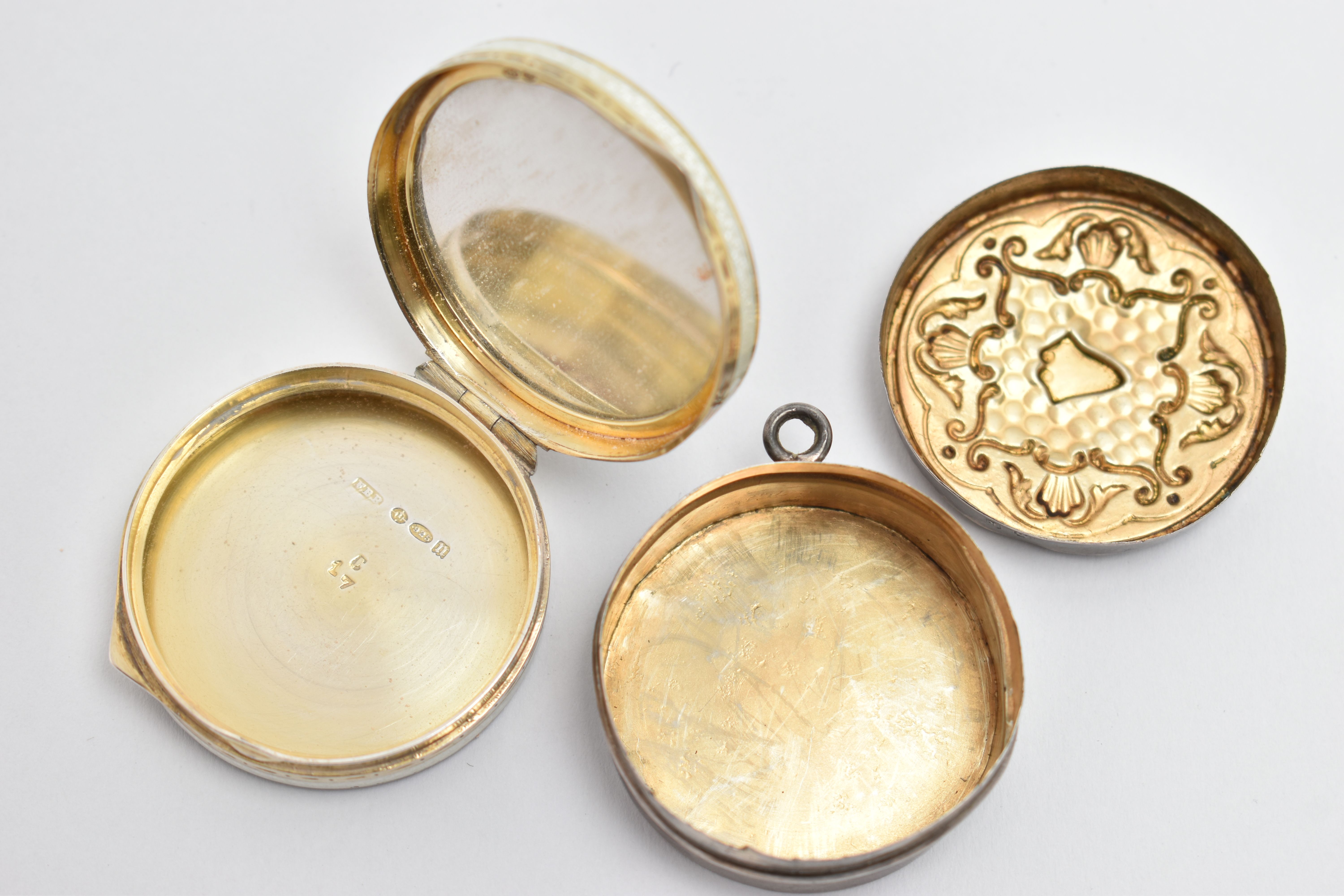 AN EARLY 20TH CENTURY SILVER MINIATURE COMPACT AND PILL BOX, both of circular outline, the miniature - Image 3 of 3