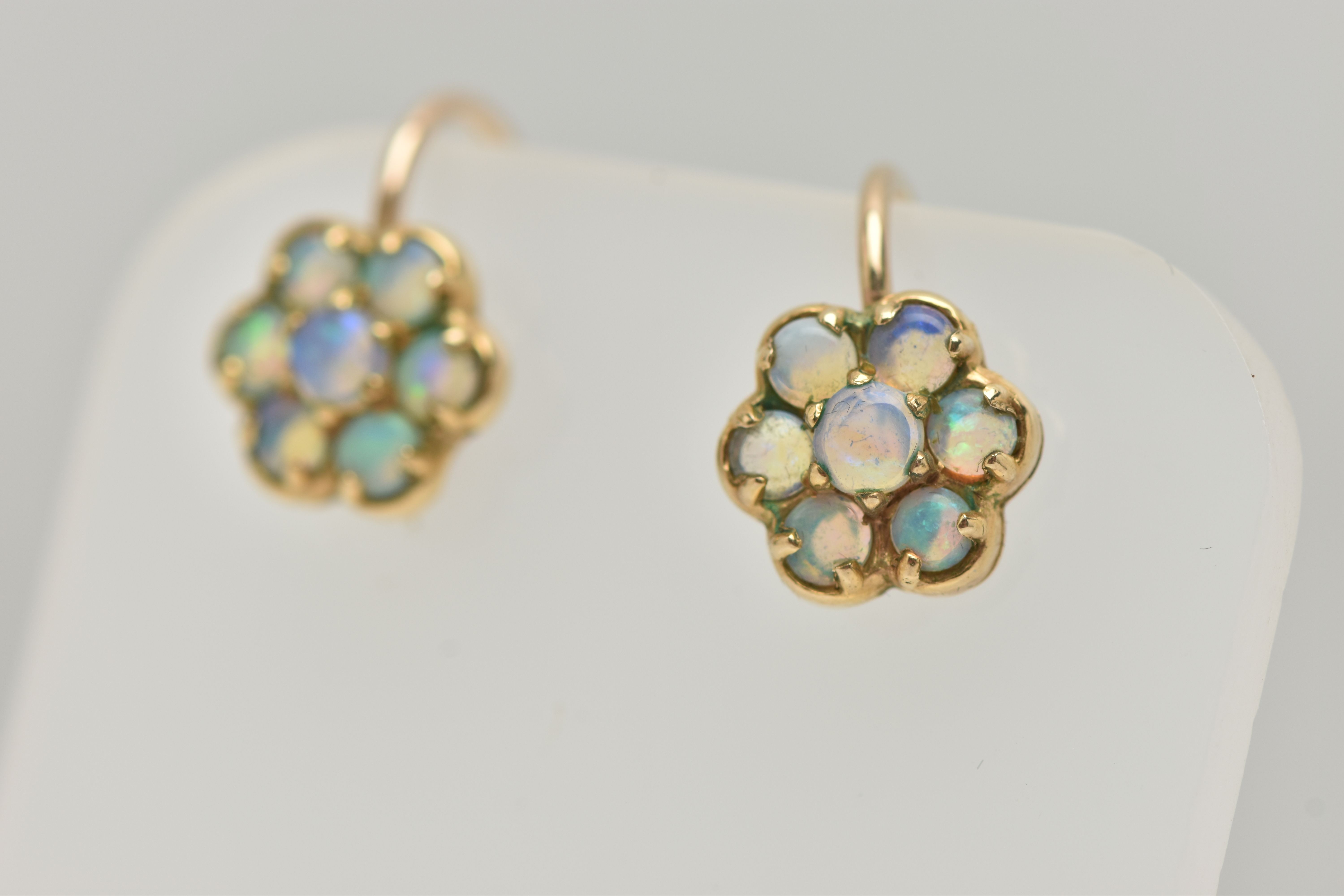 A 9CT OPAL PENDANT NECKLACE AND PAIR OF EARRINGS, the pendant set with a central oval opal - Bild 8 aus 8