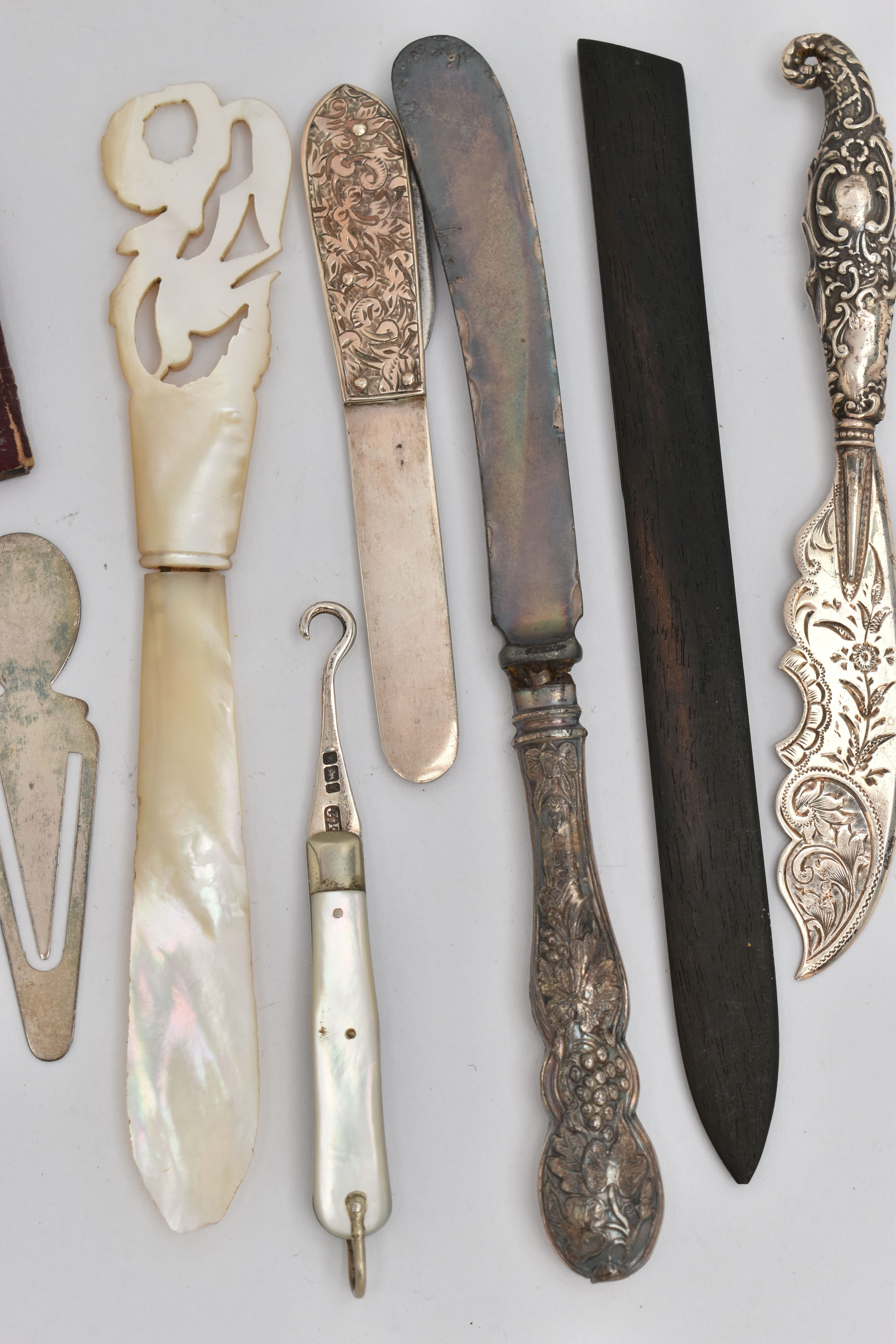 A SELECTION OF SILVER AND ITEMS, to include a late Victorian silver fruit knife, hallmarked 'Sampson - Image 6 of 6