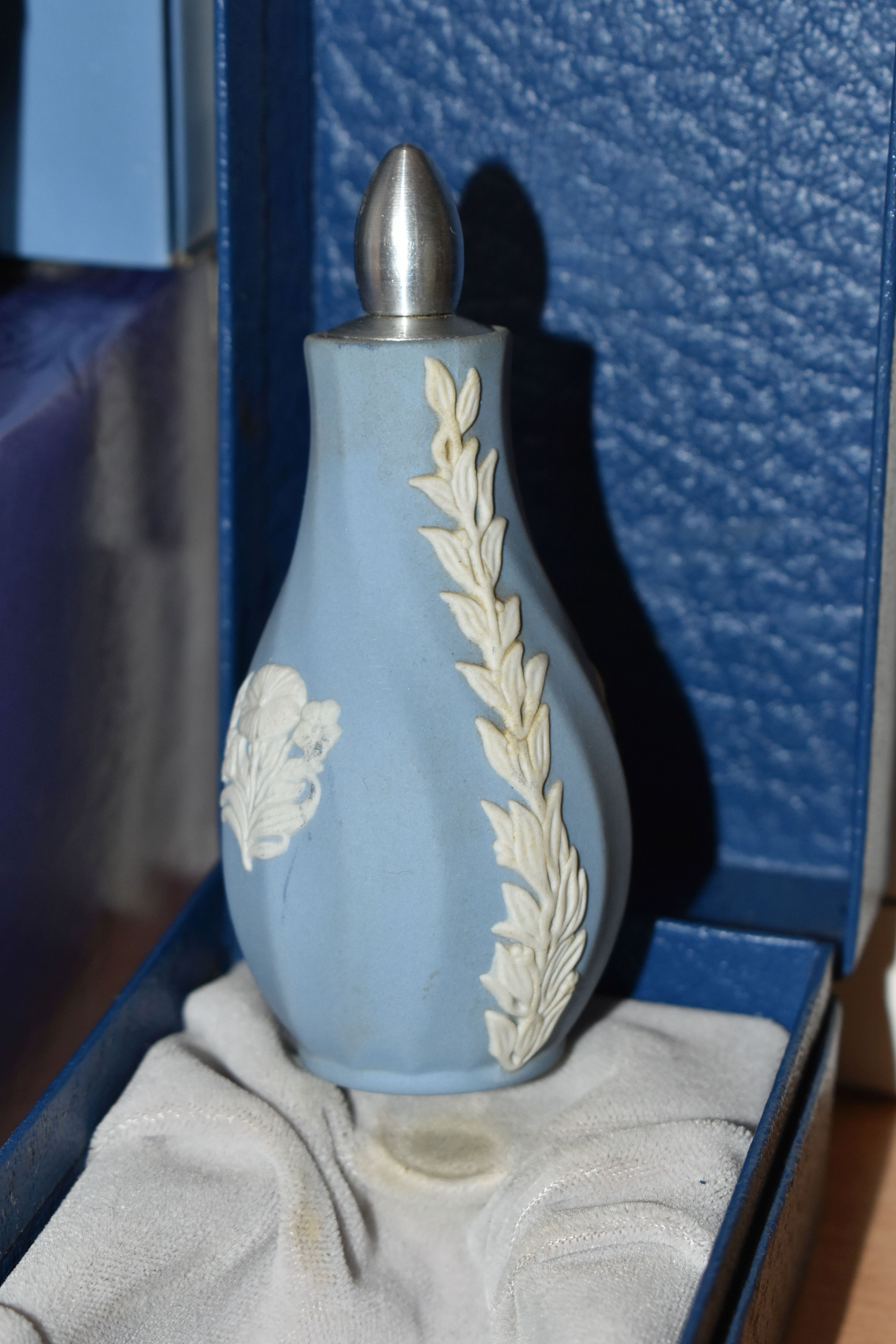 A GROUP OF WEDGWOOD JASPERWARE, ten pieces comprising two boxed vases, four scent bottles - of which - Image 4 of 4