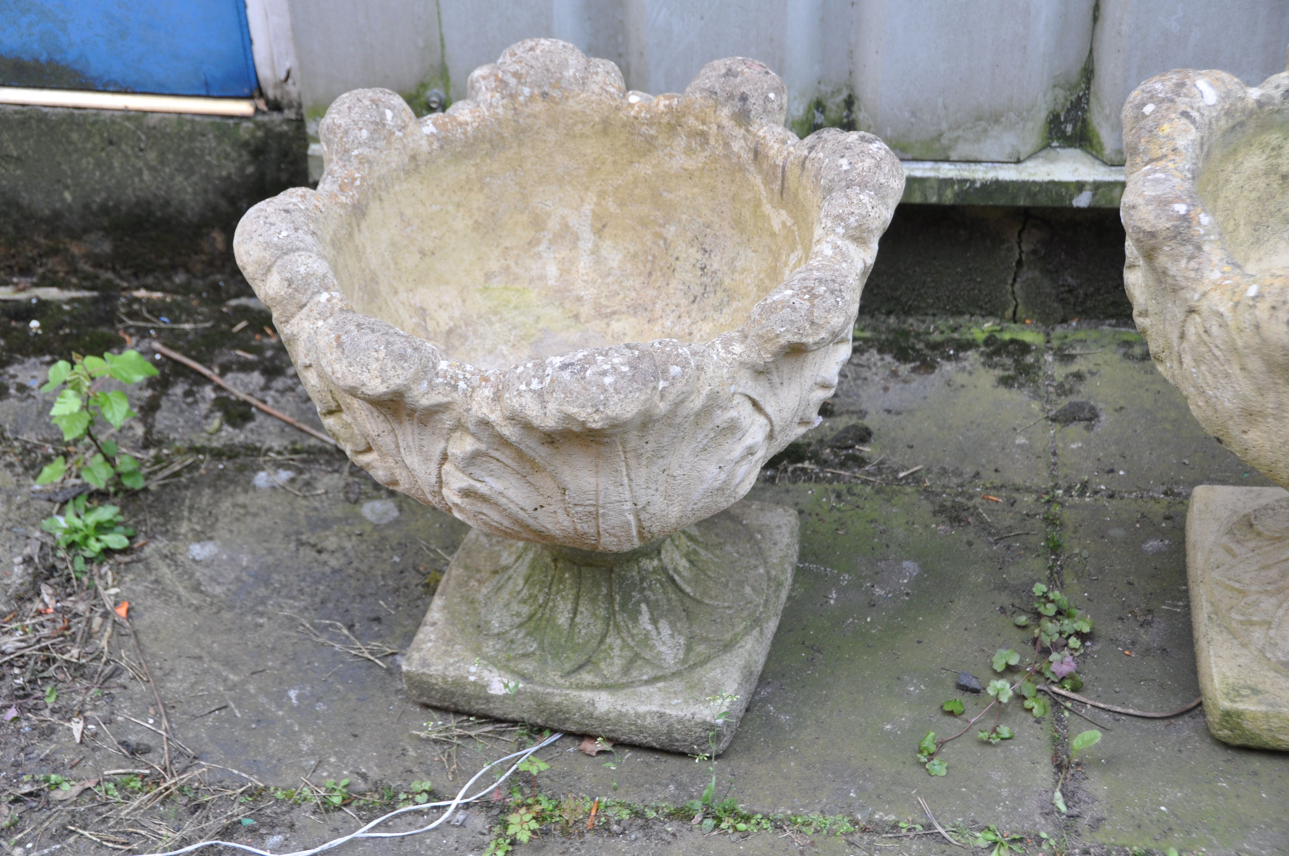 A PAIR OF MODERN COMPOSITE GARDEN URNS with foliate detail to bowls both in two sections 46cm in - Bild 2 aus 3