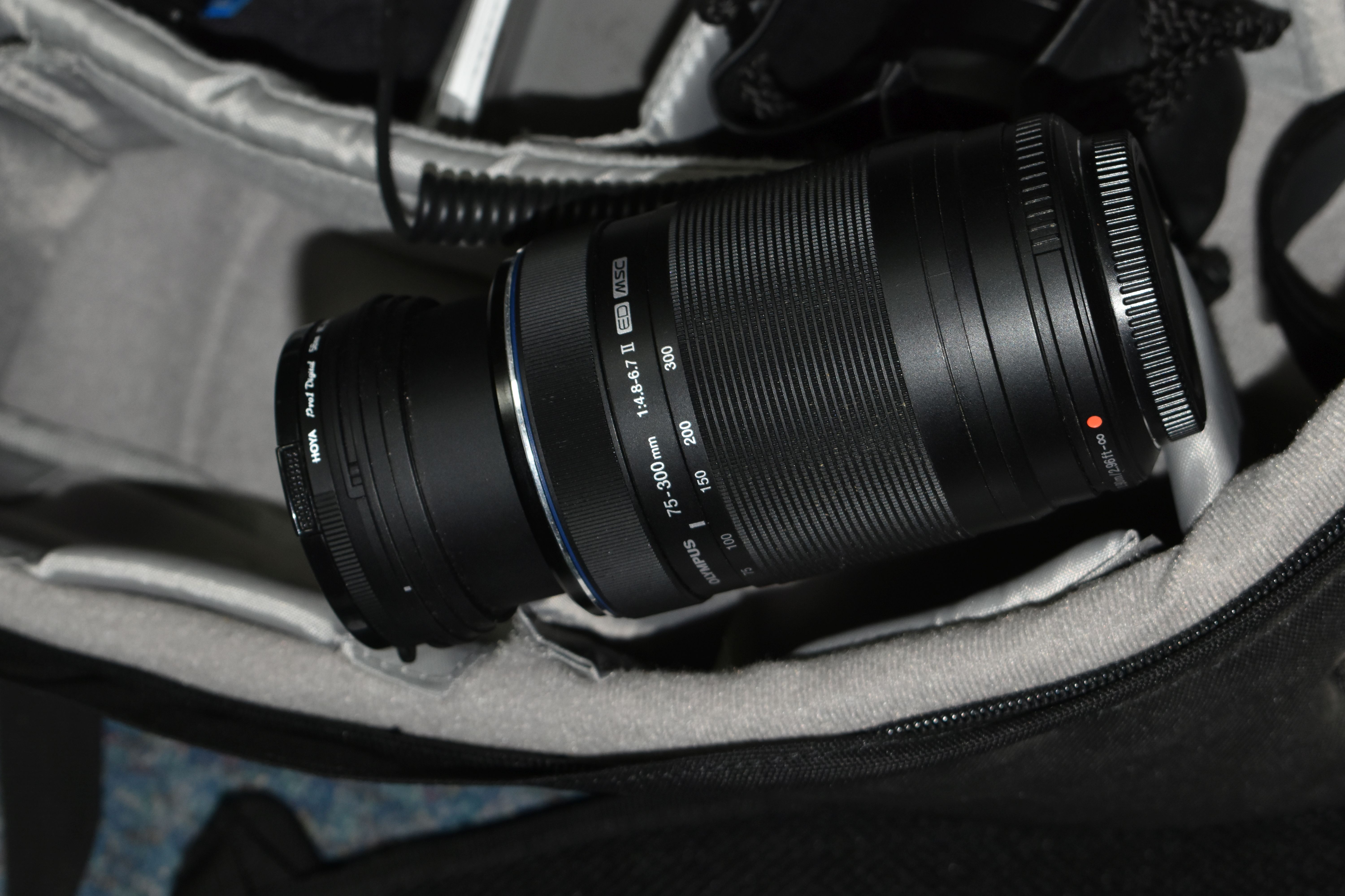 OLYMPUS FITTING MICRO 4/3 CAMERA LENSES ETC, comprising a Olympus 60mm f2.8 macro lens with box, - Bild 2 aus 5
