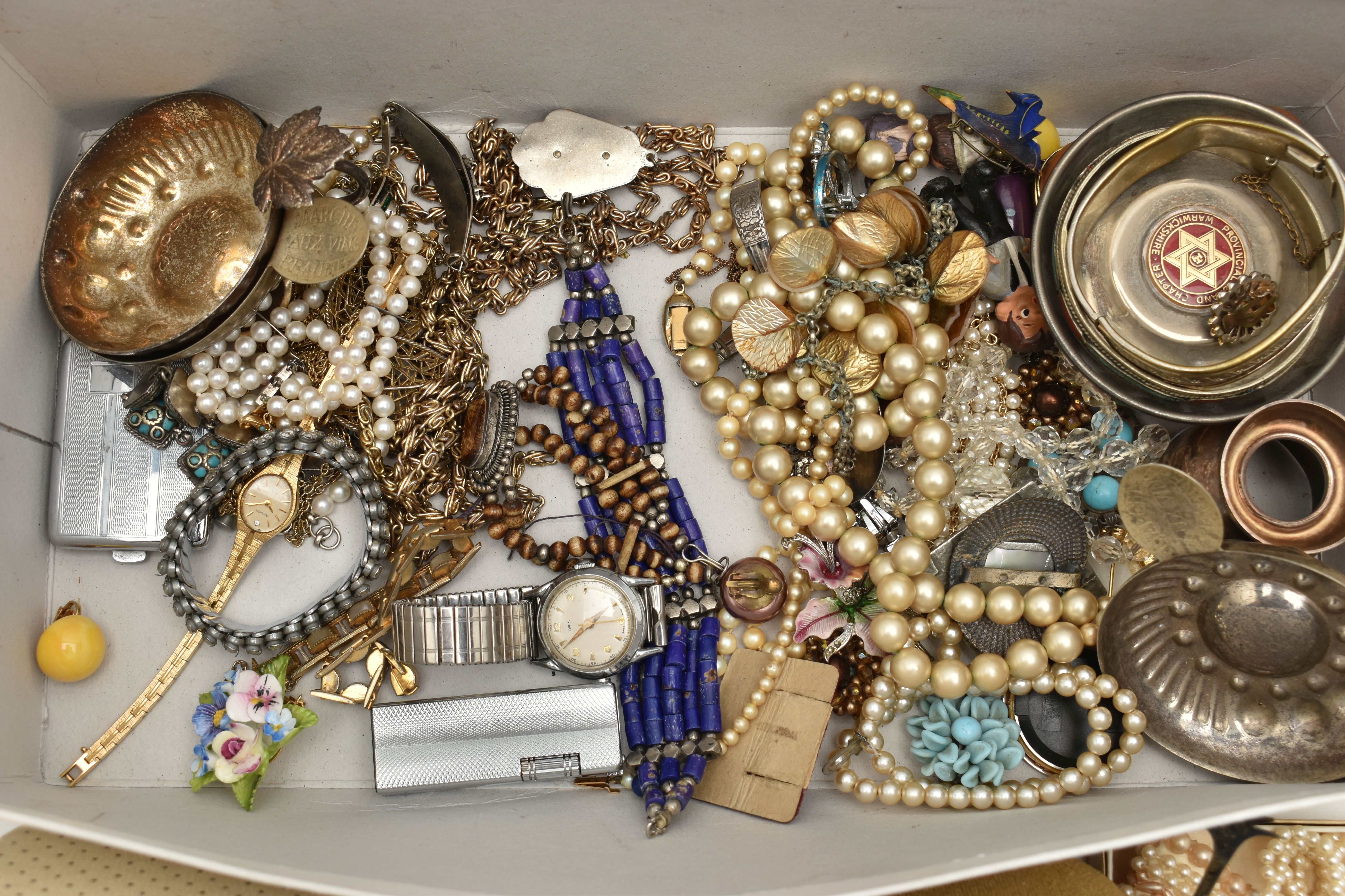 A BOX OF ASSORTED COSTUME JEWELLERY AND ITEMS, to include imitation pearl necklaces, bangles, - Image 4 of 6