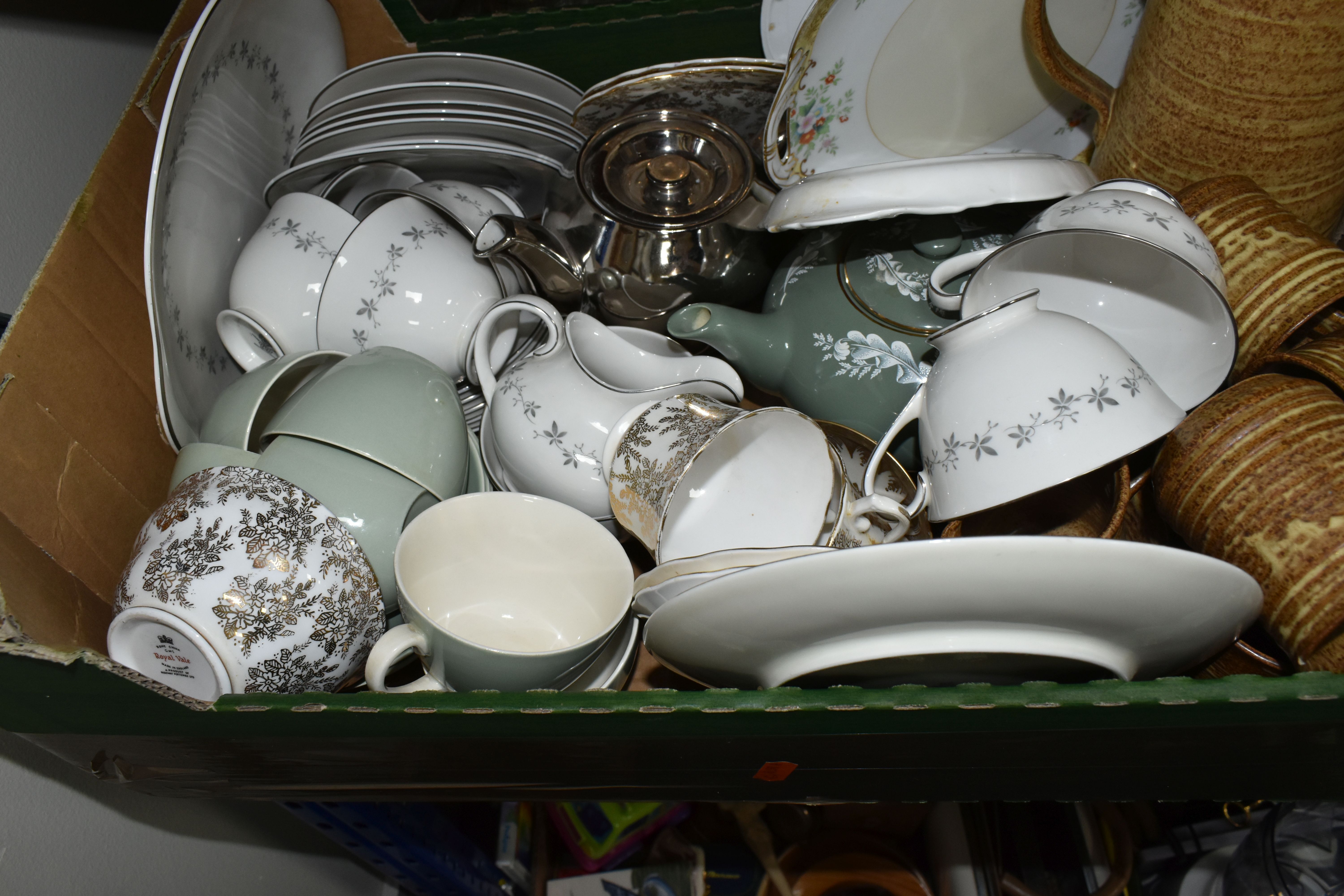 SIX BOXES OF CERAMICS AND GLASSWARE, to include Copeland-Spode 'Spode's Byron' pattern soup - Image 8 of 11