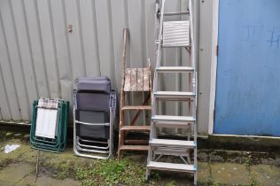 TWO ALUMINIUM STEP LADDERS a set of wooden step ladders and two pairs of folding garden chairs (7)