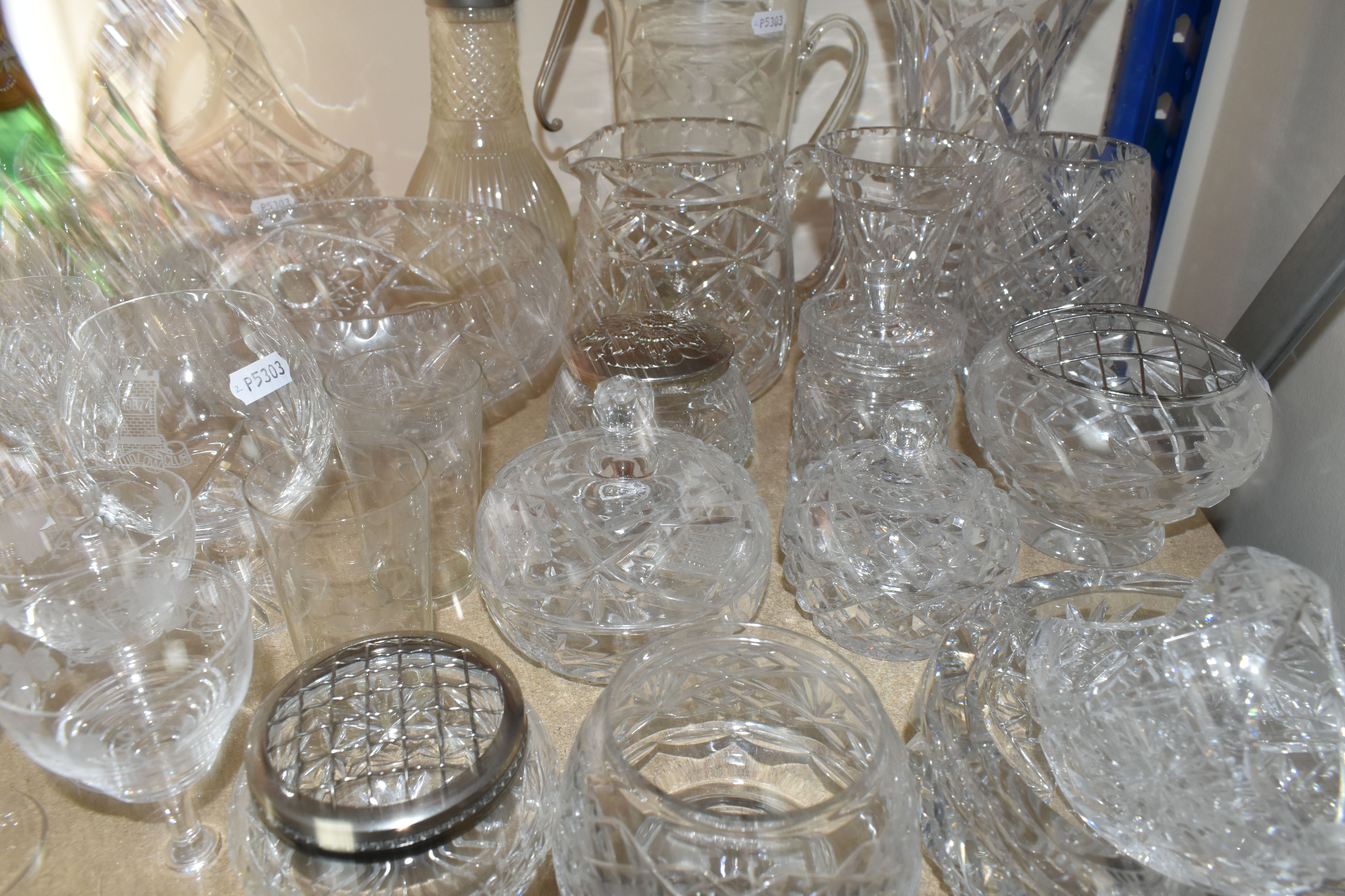 A LARGE COLLECTION OF CERAMICS AND GLASSWARE INCLUDING NAMED MANUFACTURERS such as 'Thomas Webb' - Image 7 of 8