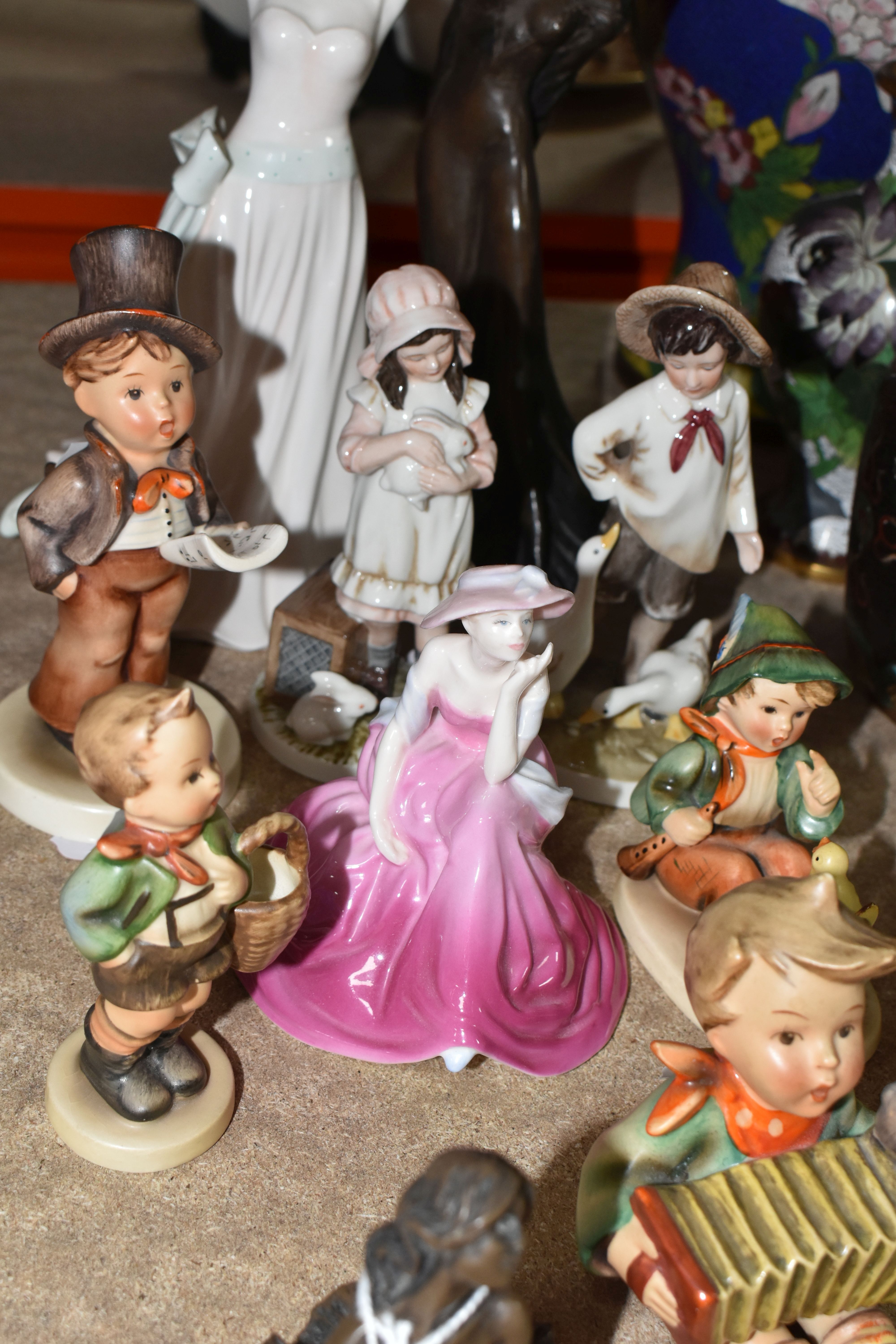 A GROUP OF SMALL ORNAMENTS INCLUDING HUMMEL, COALPORT, ETC, comprising four Hummel figures, two John - Bild 4 aus 5