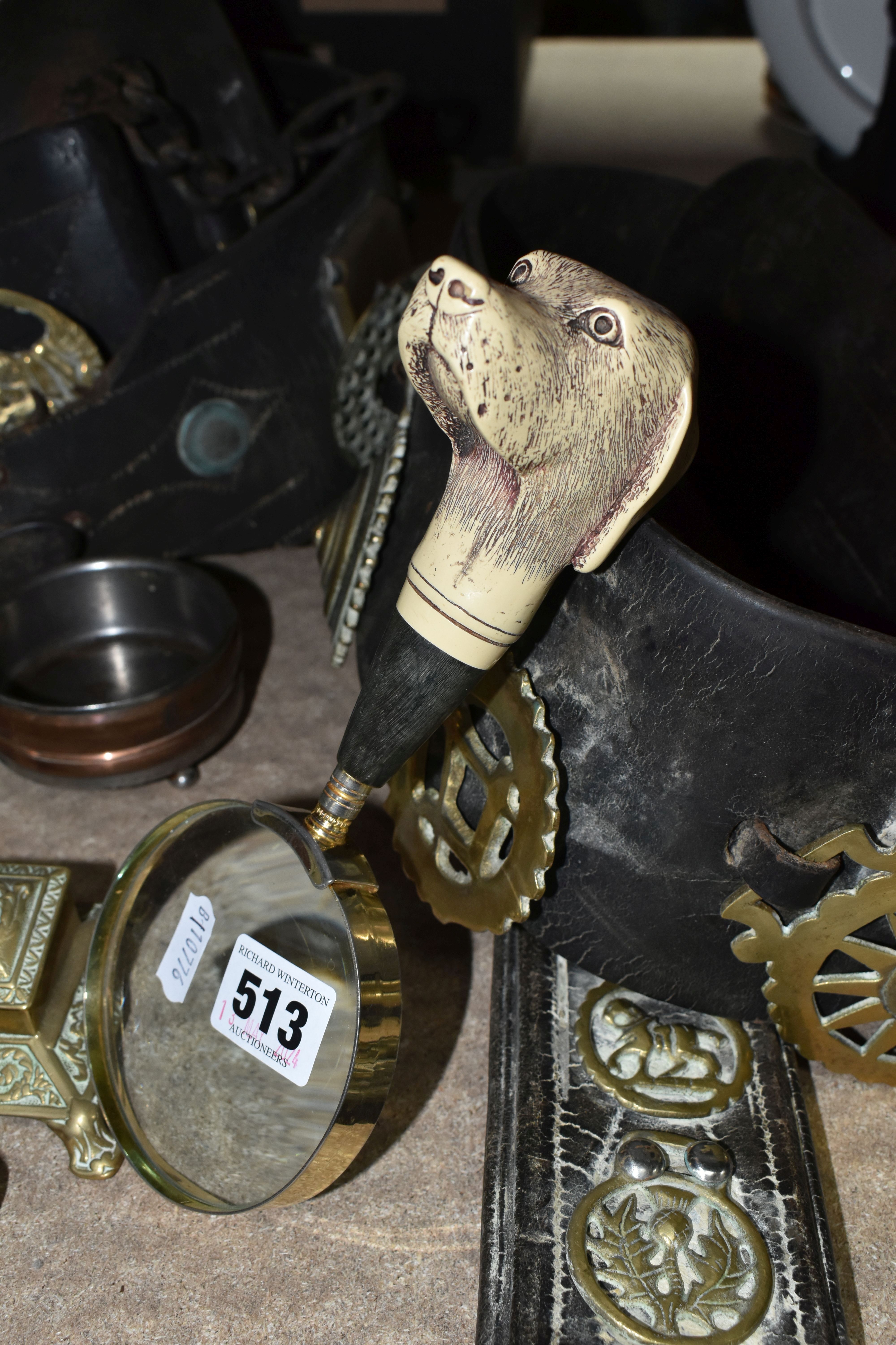 A GROUP OF METALWARE, HORSE BRASSES, ETC, including three late 19th / early 20th century leather - Bild 4 aus 7