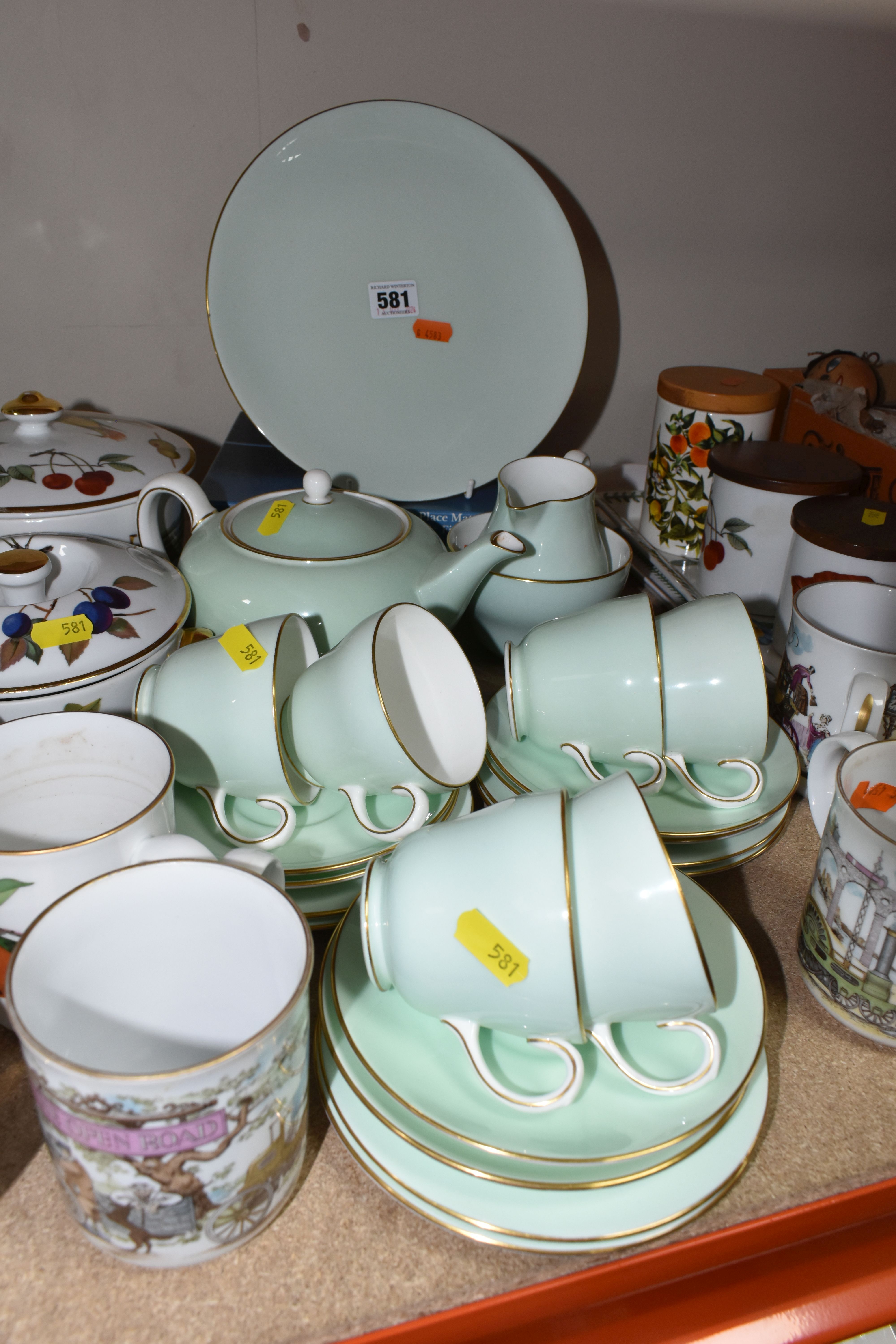 A QUANTITY OF ROYAL WORCESTER 'EVESHAM', PORTMEIRION AND WEDGWOOD CERAMICS, comprising of a six - Image 4 of 6