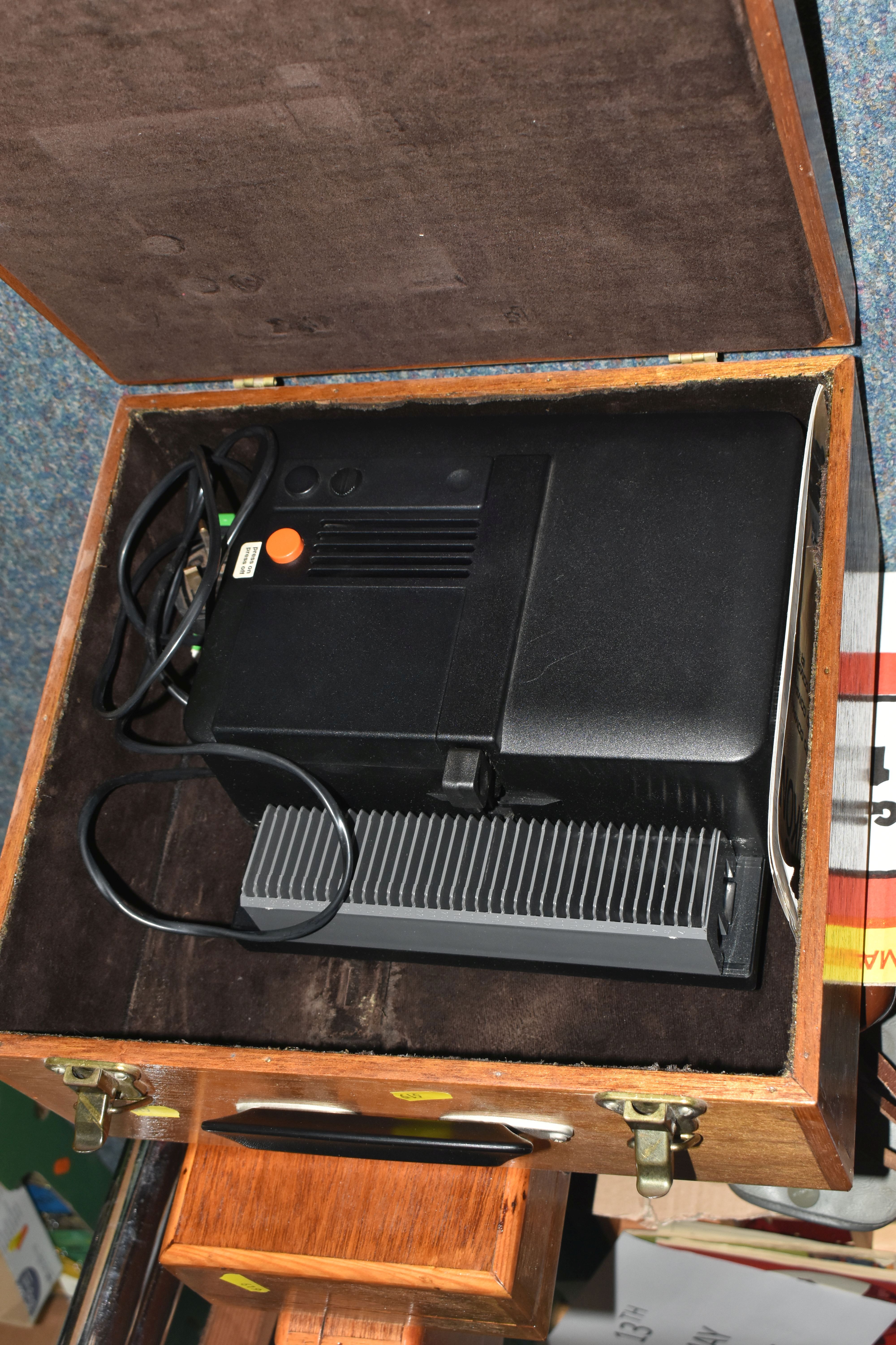 A GROUP OF VINTAGE PROJECTORS, VIDEO CAMERAS AND EQUIPMENT, comprising a wooden cased Zeiss Ikon - - Image 4 of 8