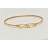 A 9CT GOLD BANGLE, Celtic rose pattern hinged clasp, to a polished bangle, hallmarked 9ct