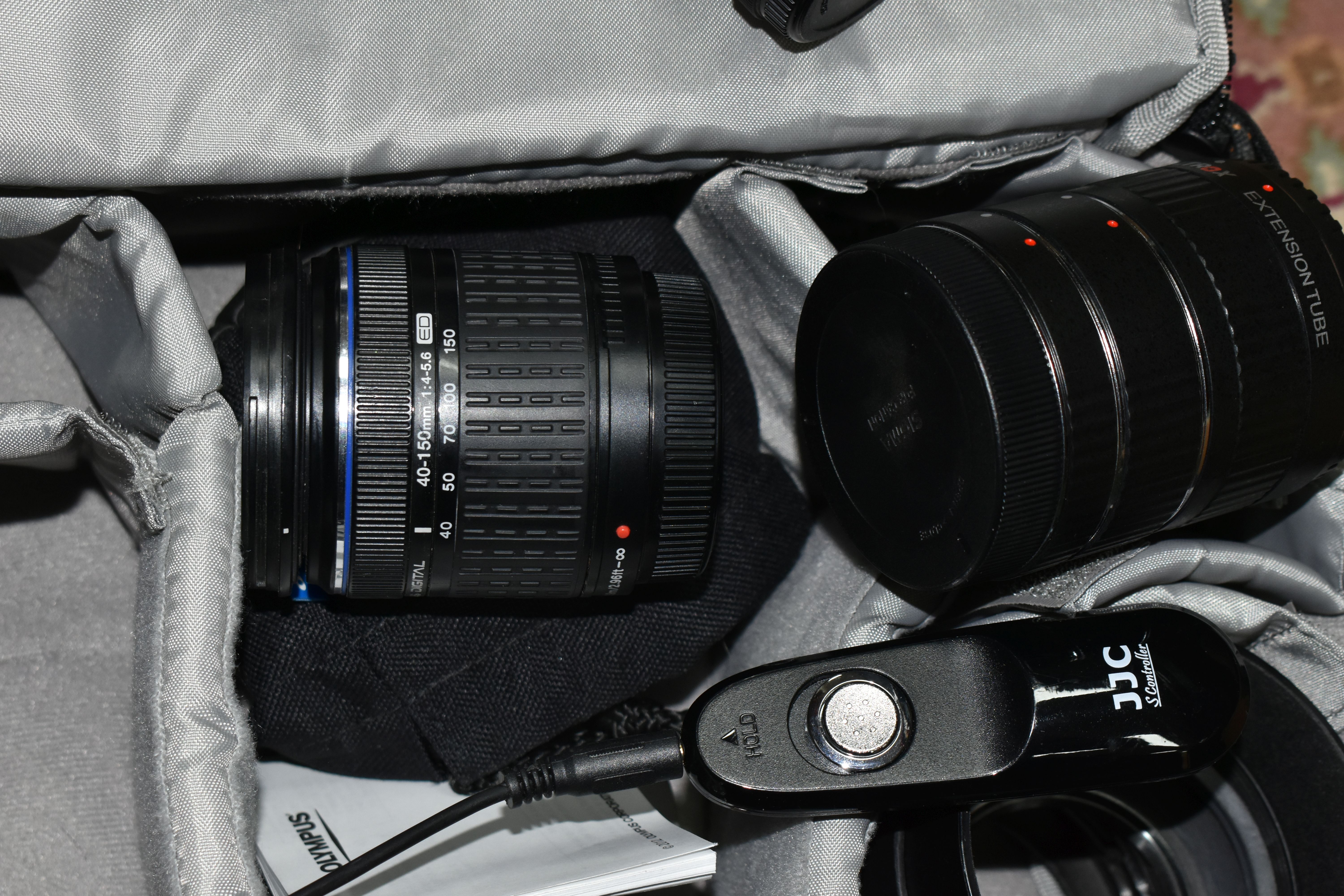 OLYMPUS FITTING MICRO 4/3 CAMERA LENSES ETC, comprising a Olympus 60mm f2.8 macro lens with box, - Bild 3 aus 5