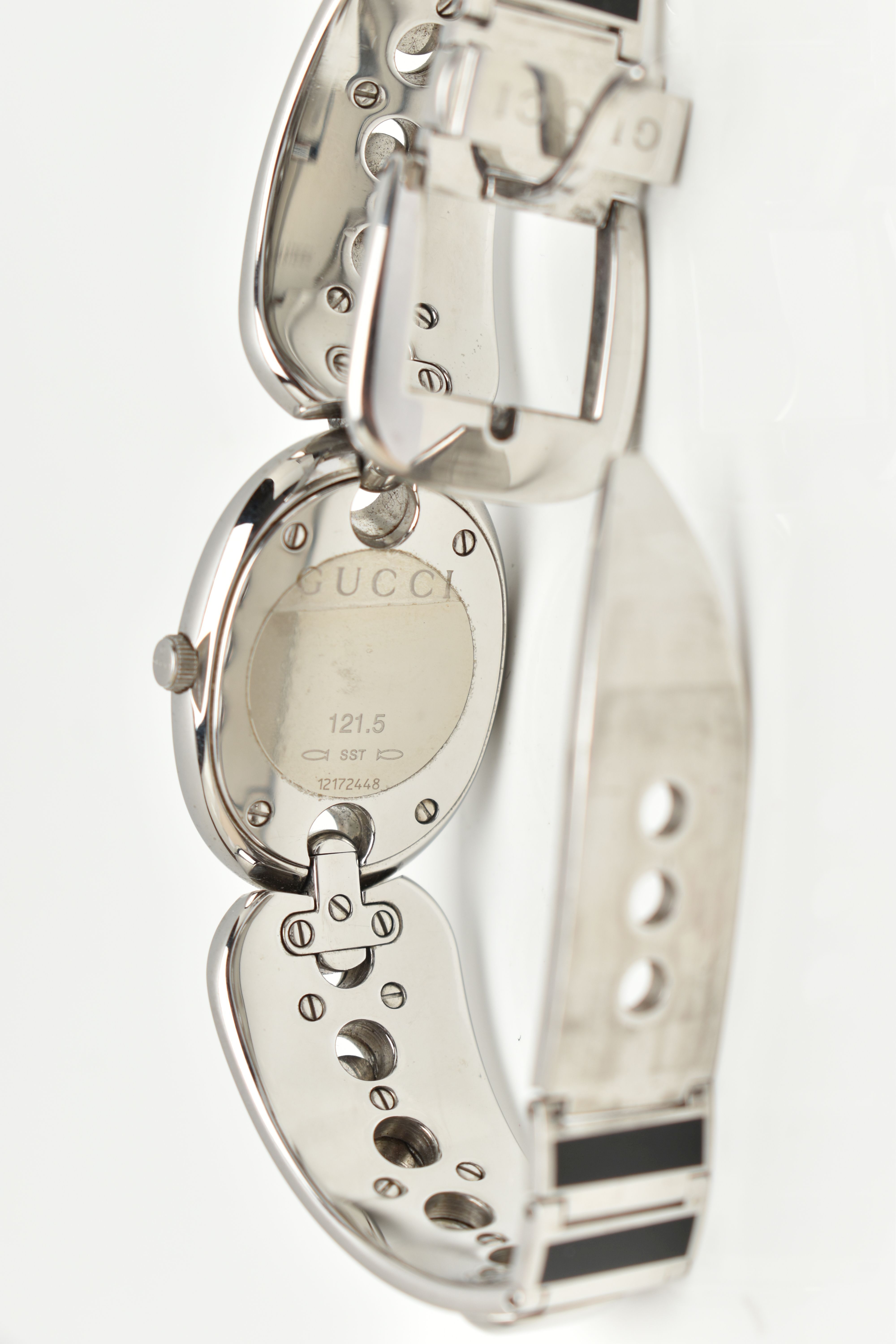 A 'GUCCI' MARINA CHAIN WRISTWATCH, quartz movement, rectangular black dial signed 'Gucci', oval - Image 5 of 7