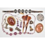 ASSORTED JEWELLERY, to include a banded agate gold plated brooch, fitted with a brooch pin and C