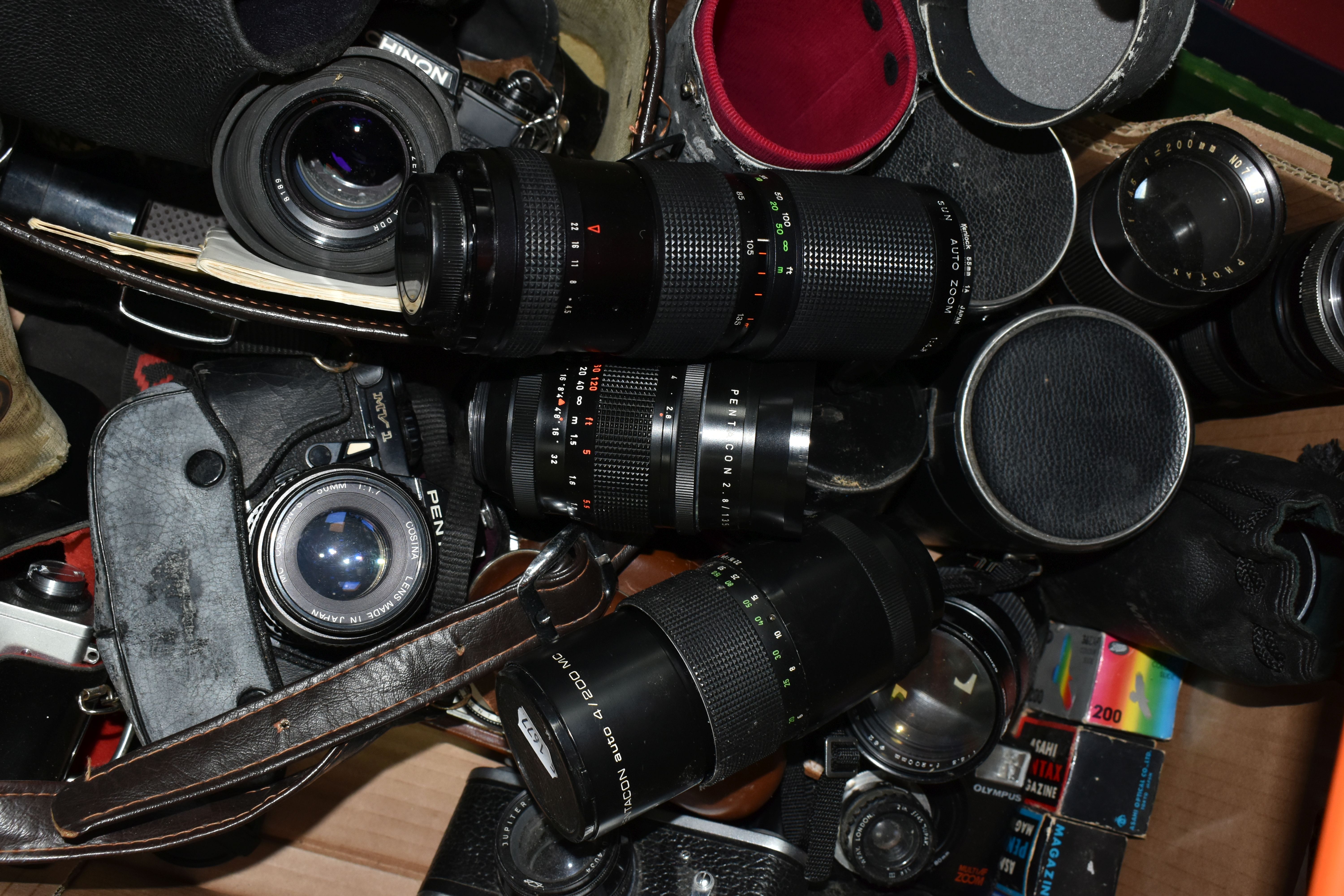 A BOX OF VINTAGE PHOTOGRAPHIC EQUIPMENT ETC, to include an Olympus Pen EES-2, Pentax MV1 35mm SLR - Image 5 of 5