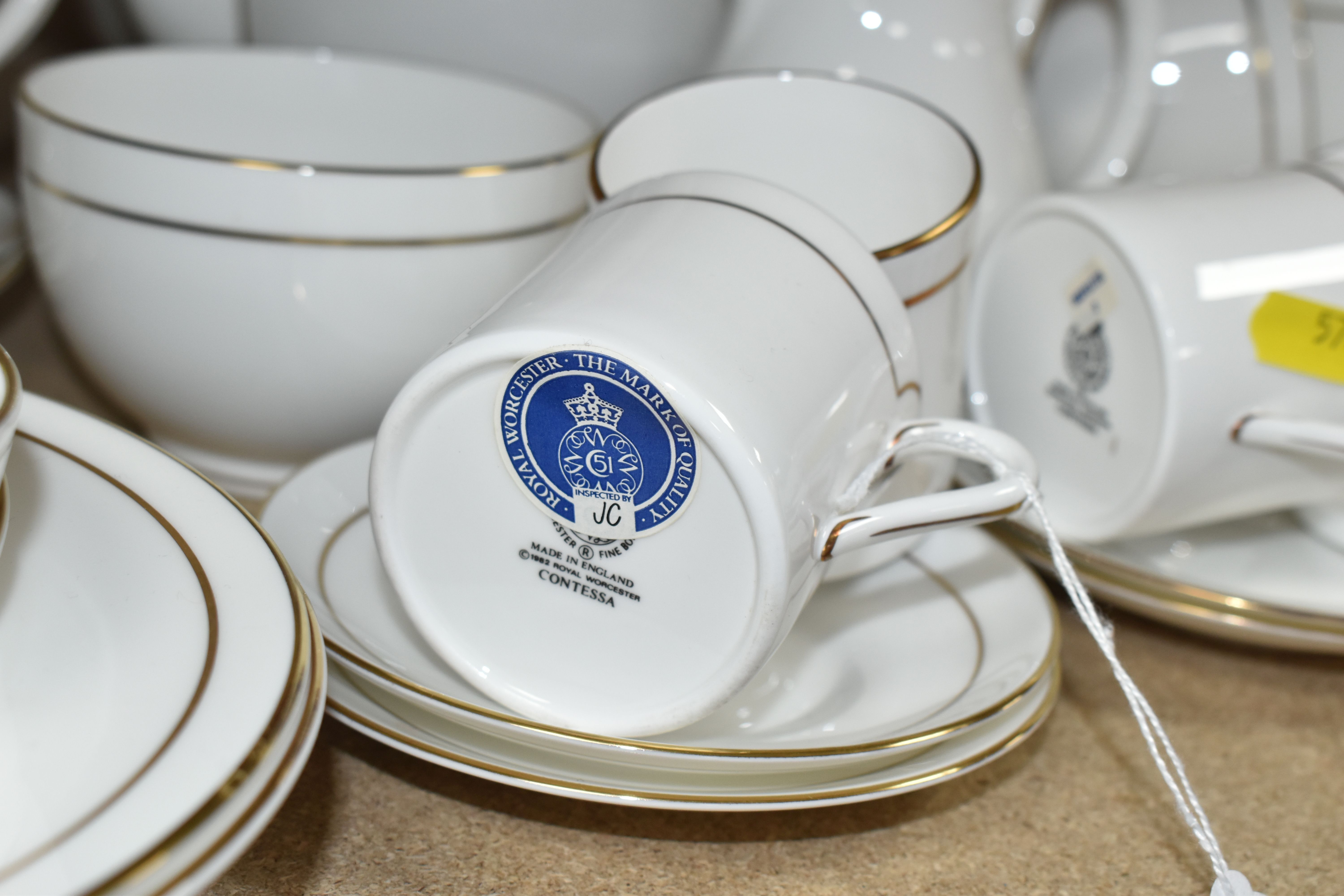 A QUANTITY OF ROYAL WORCESTER 'CONTESSA' DESIGN DINNERWARE, comprising two covered tureens, six - Image 6 of 6