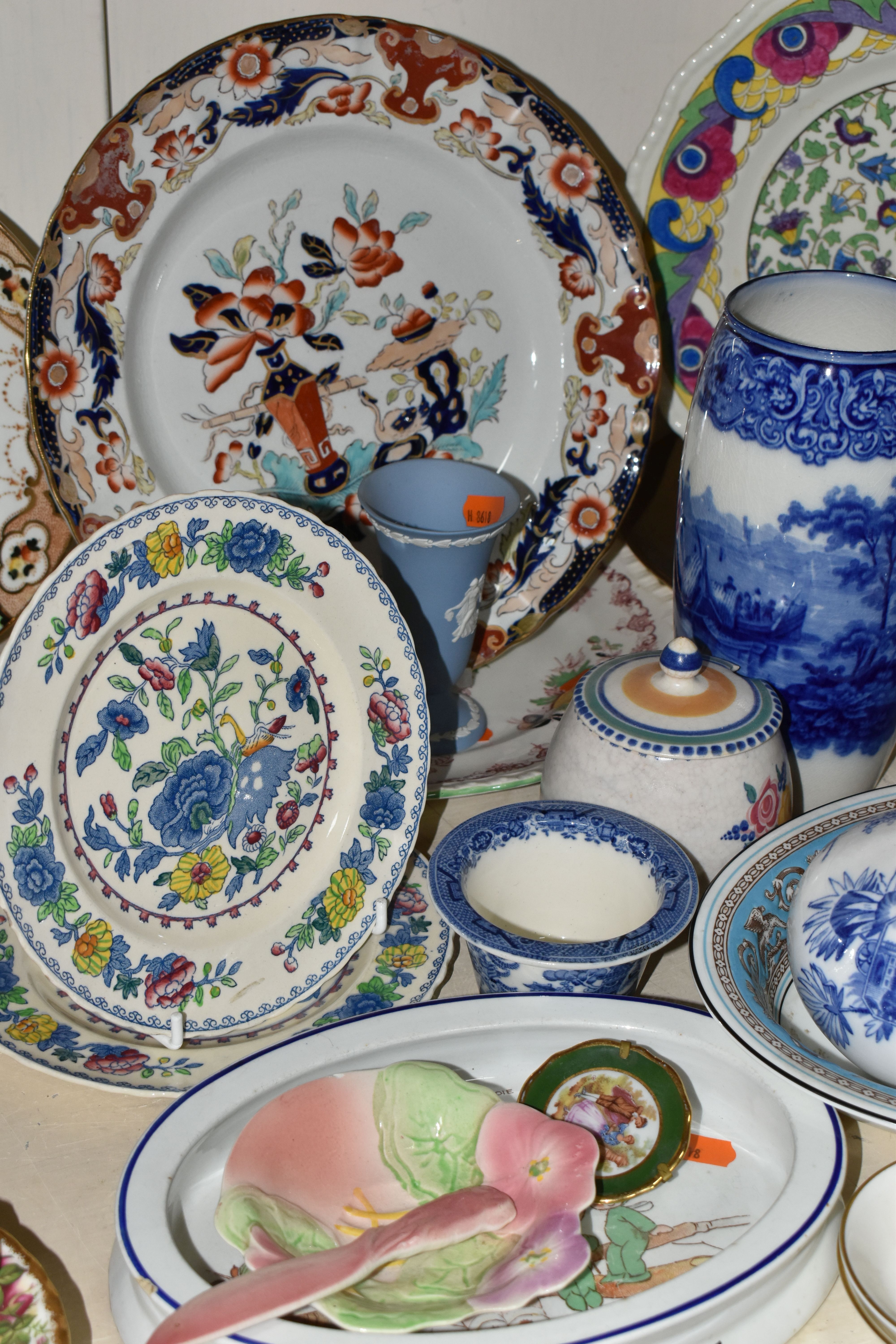 A SELECTION OF DECORATIVE CERAMIC ITEMS ETC, to include a Wedgwood Florentine pattern dish, Royal - Image 9 of 10