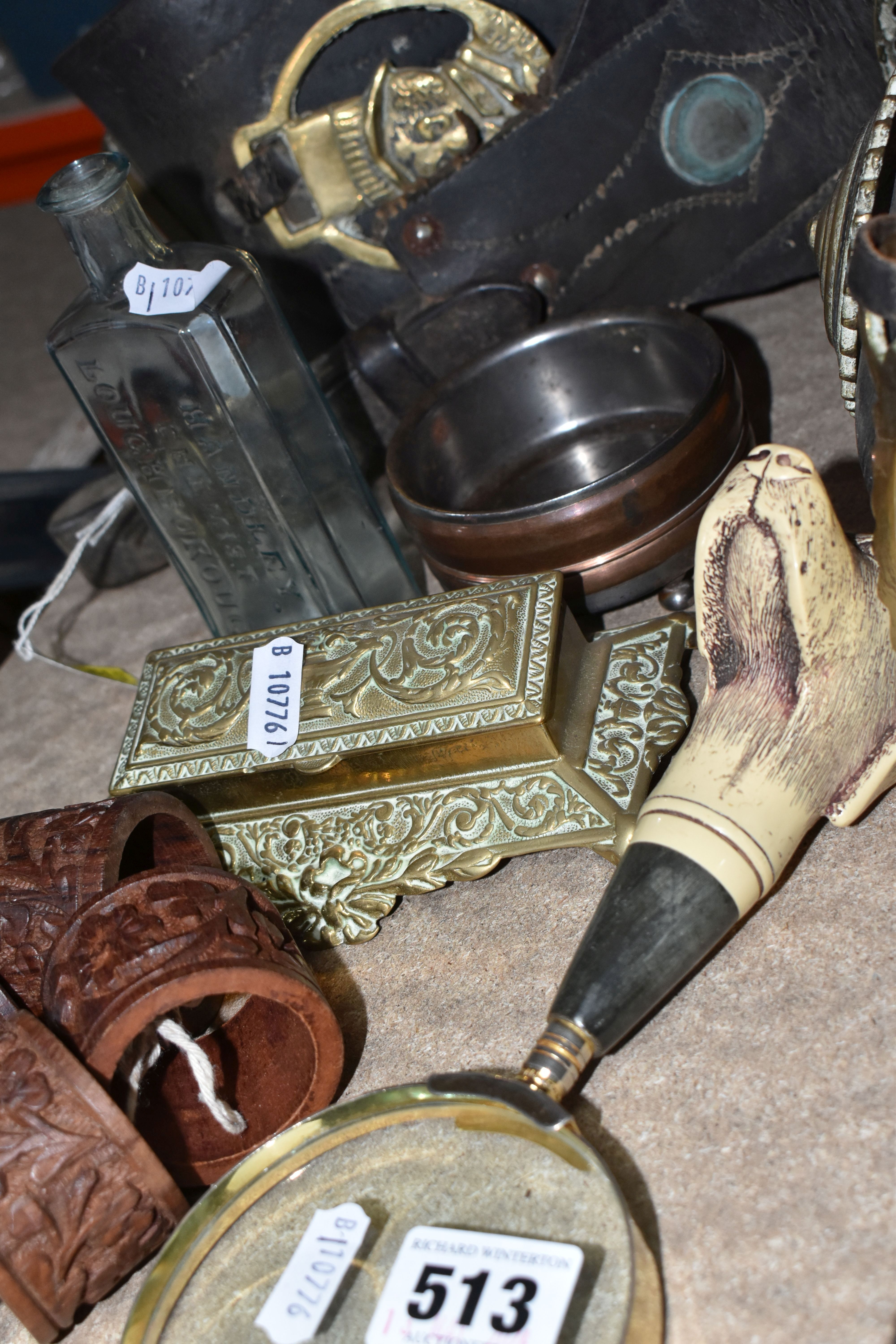 A GROUP OF METALWARE, HORSE BRASSES, ETC, including three late 19th / early 20th century leather - Bild 7 aus 7