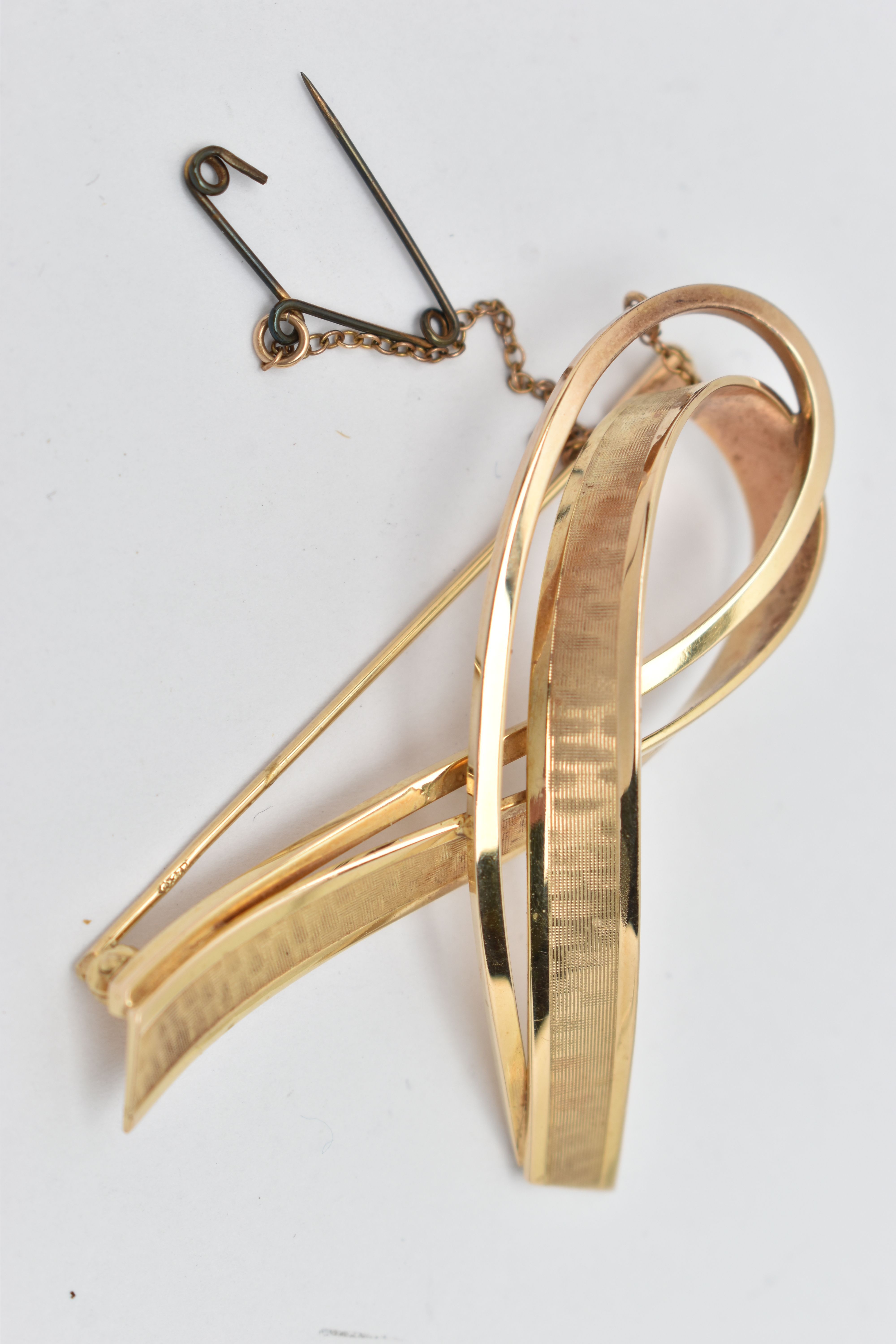 A 9CT GOLD BROOCH, designed as a ribbon with textured detail, fitted with a pin and cylinder - Image 2 of 3