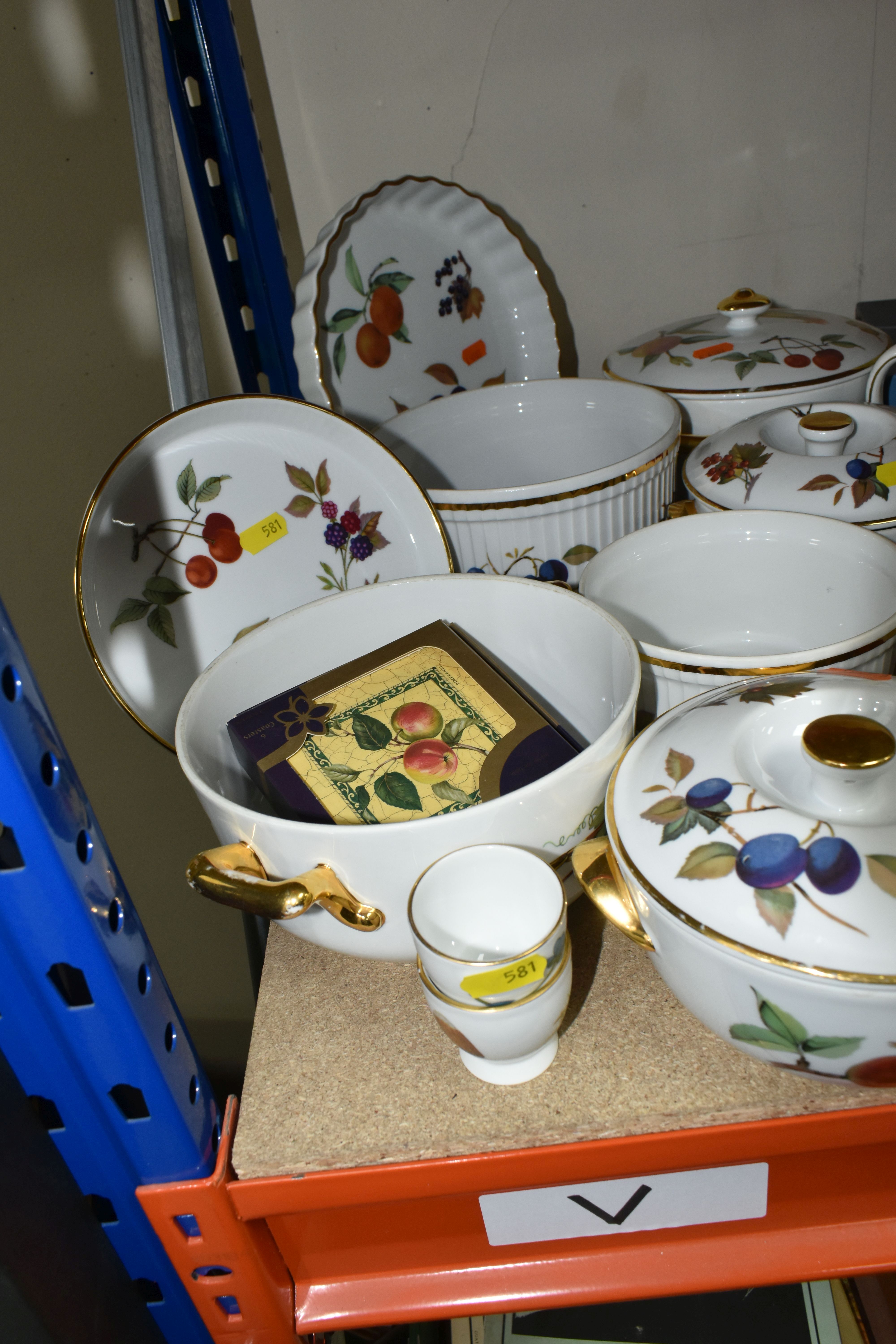 A QUANTITY OF ROYAL WORCESTER 'EVESHAM', PORTMEIRION AND WEDGWOOD CERAMICS, comprising of a six - Image 5 of 6