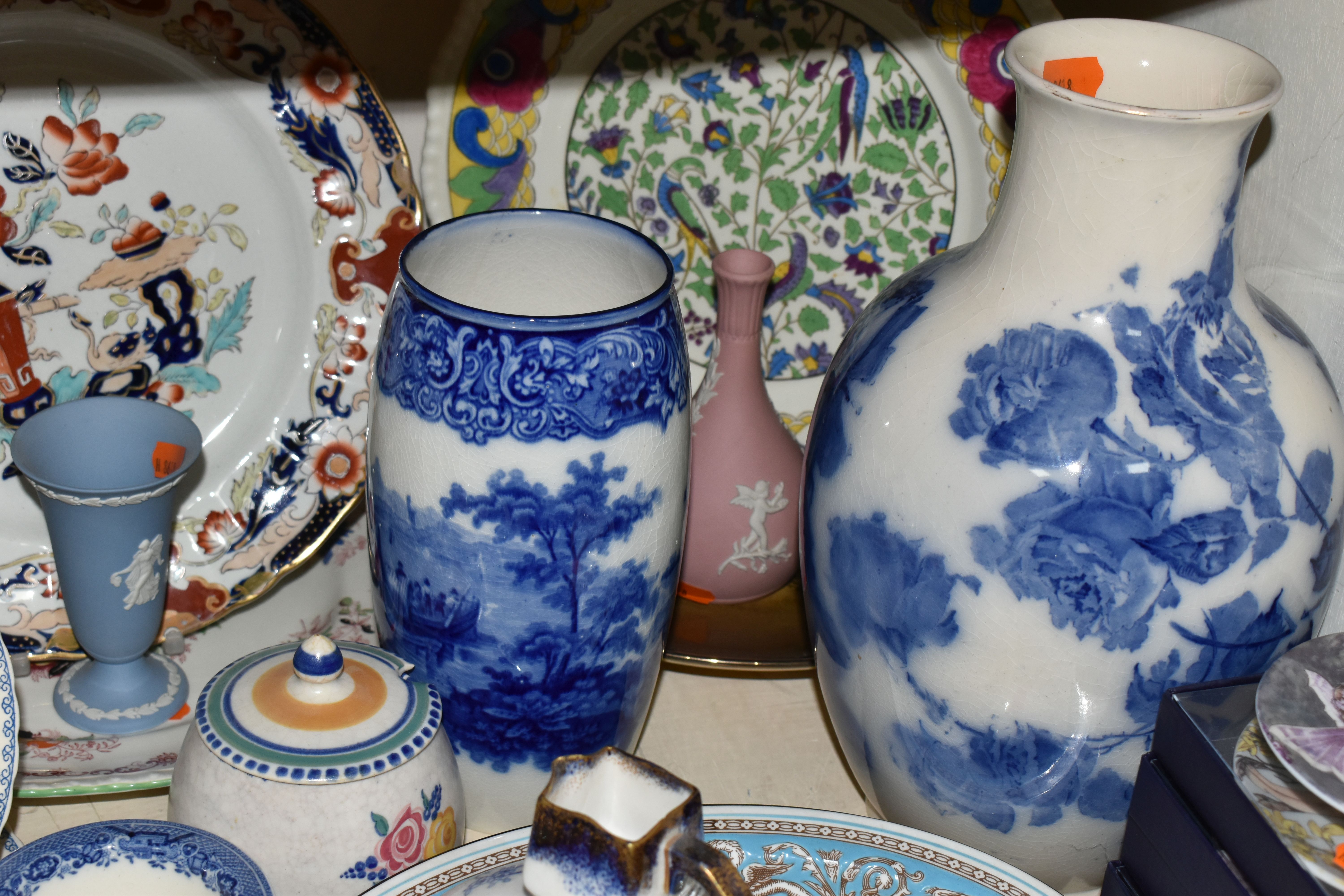 A SELECTION OF DECORATIVE CERAMIC ITEMS ETC, to include a Wedgwood Florentine pattern dish, Royal - Image 10 of 10