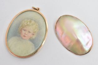 A YELLOW METAL PORTRAIT MINATURE PENDANT AND A MOTHER OF PEARL BROOCH, the oval pendant, depicting a
