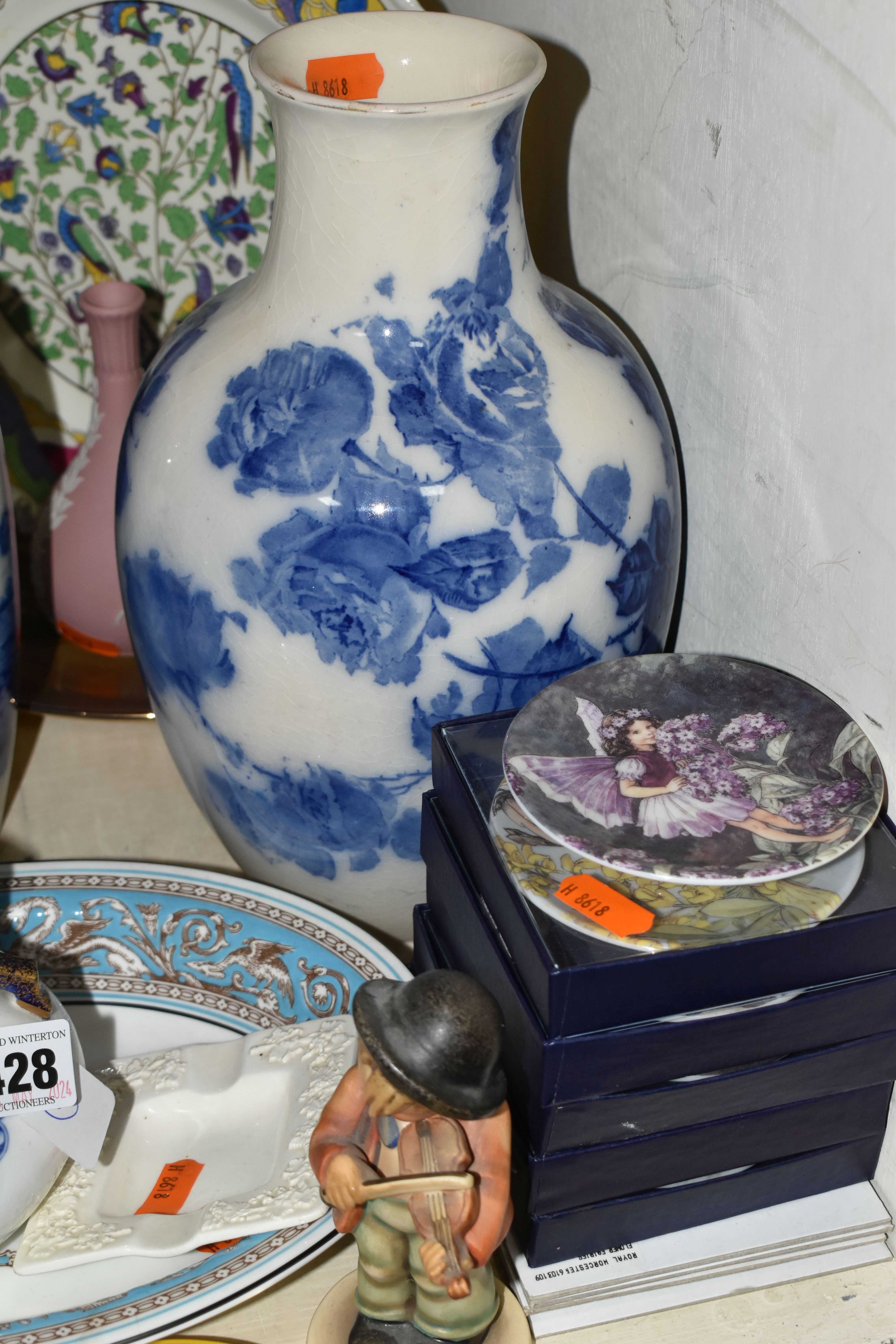 A SELECTION OF DECORATIVE CERAMIC ITEMS ETC, to include a Wedgwood Florentine pattern dish, Royal - Image 5 of 10