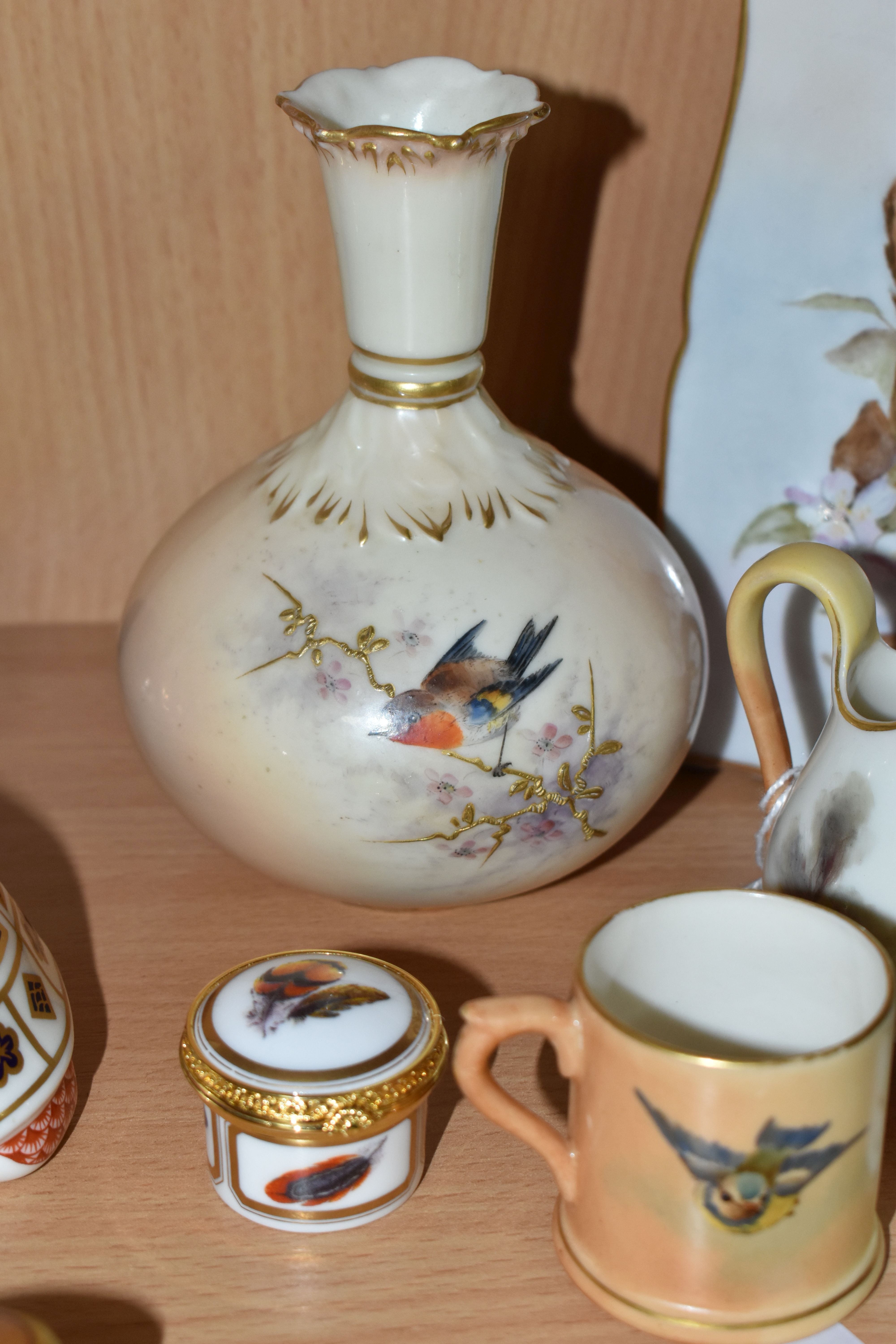 A SMALL GROUP OF WORCESTER PORCELAIN, comprising a small Royal Worcester jug painted with a - Image 4 of 6