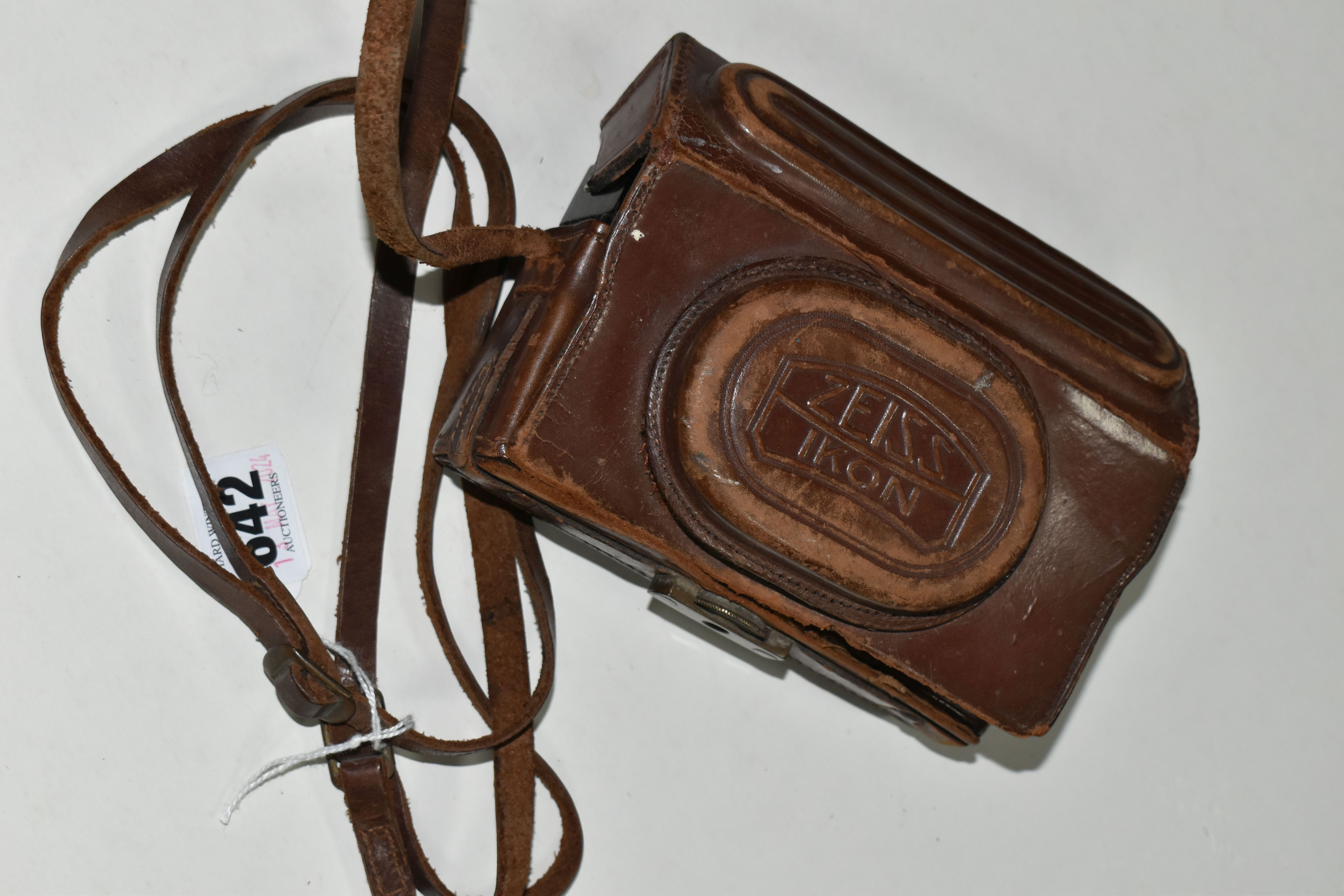A ZEISS IKON CONTAX 1 FILM CAMERA, together with a Zeiss Ikon Jena 5cm f3.5 lens and leather case, - Image 4 of 5