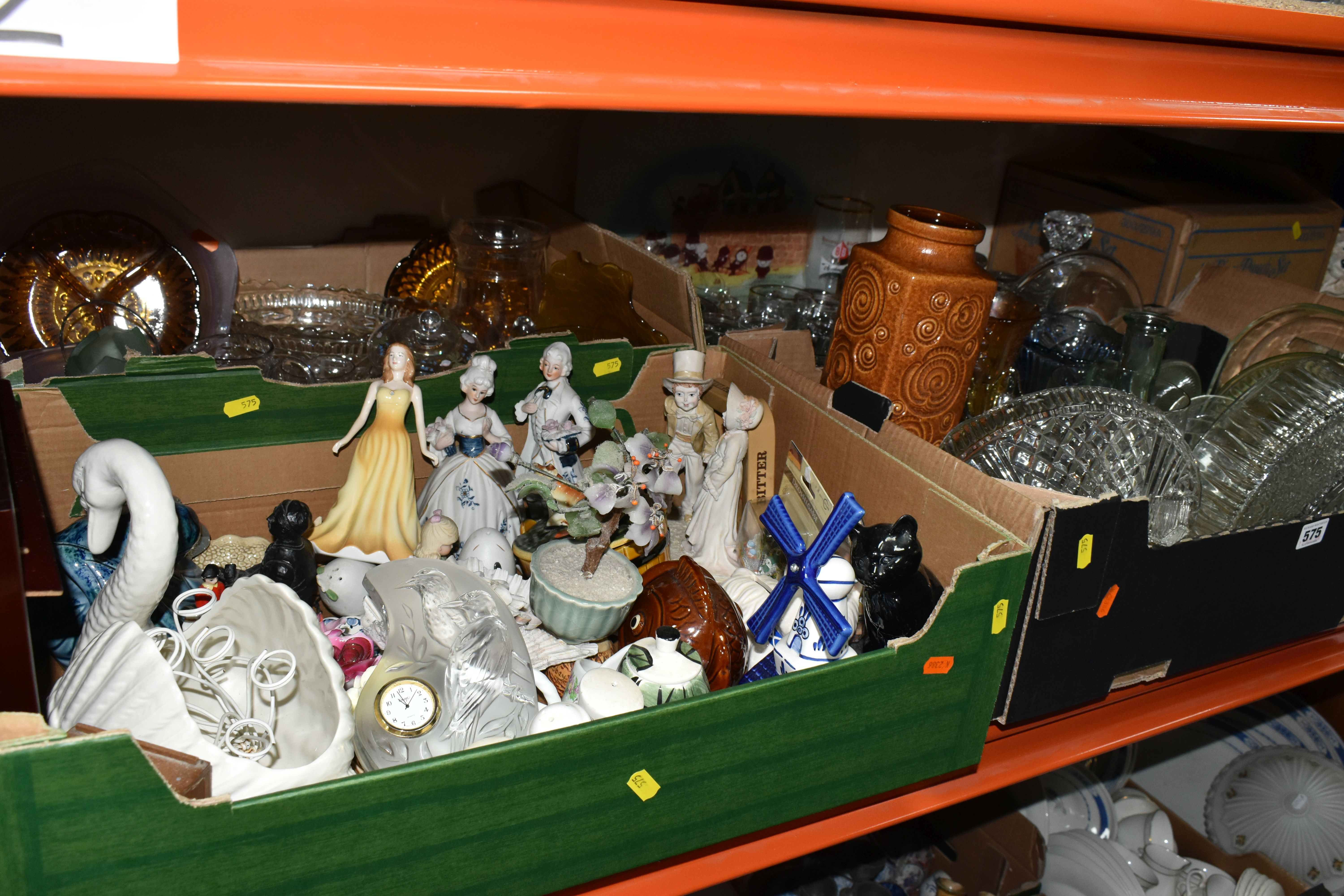 FOUR BOXES AND LOOSE GLASSWARE AND ORNAMENTS, to include a boxed Arlington design glass punch set, a - Image 2 of 13