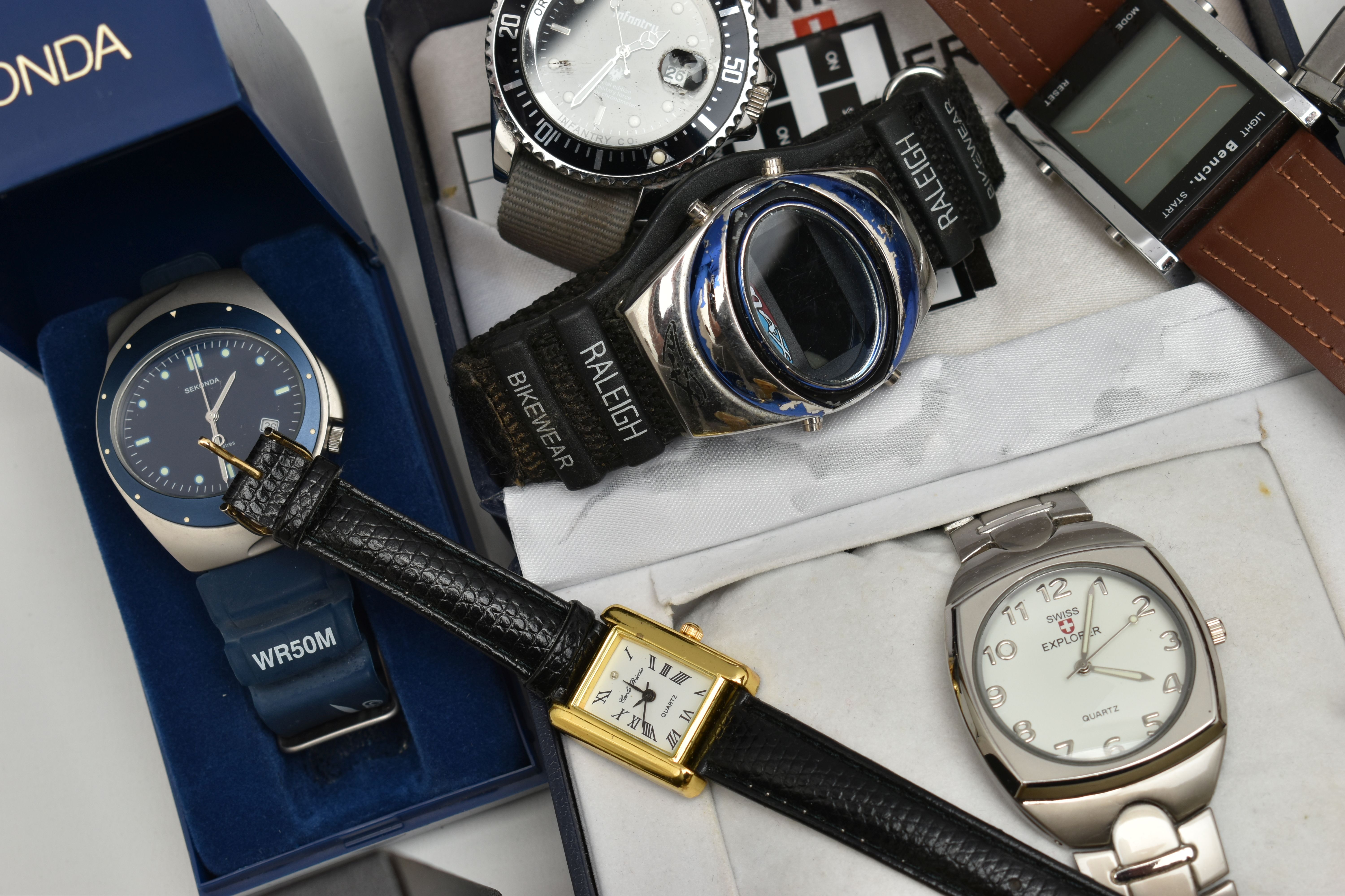 AN ASSORTMENT OF WRISTWATCHES, to include a gold plated 'Swatch Irony' wristwatch SR726SW, a ' - Bild 5 aus 7