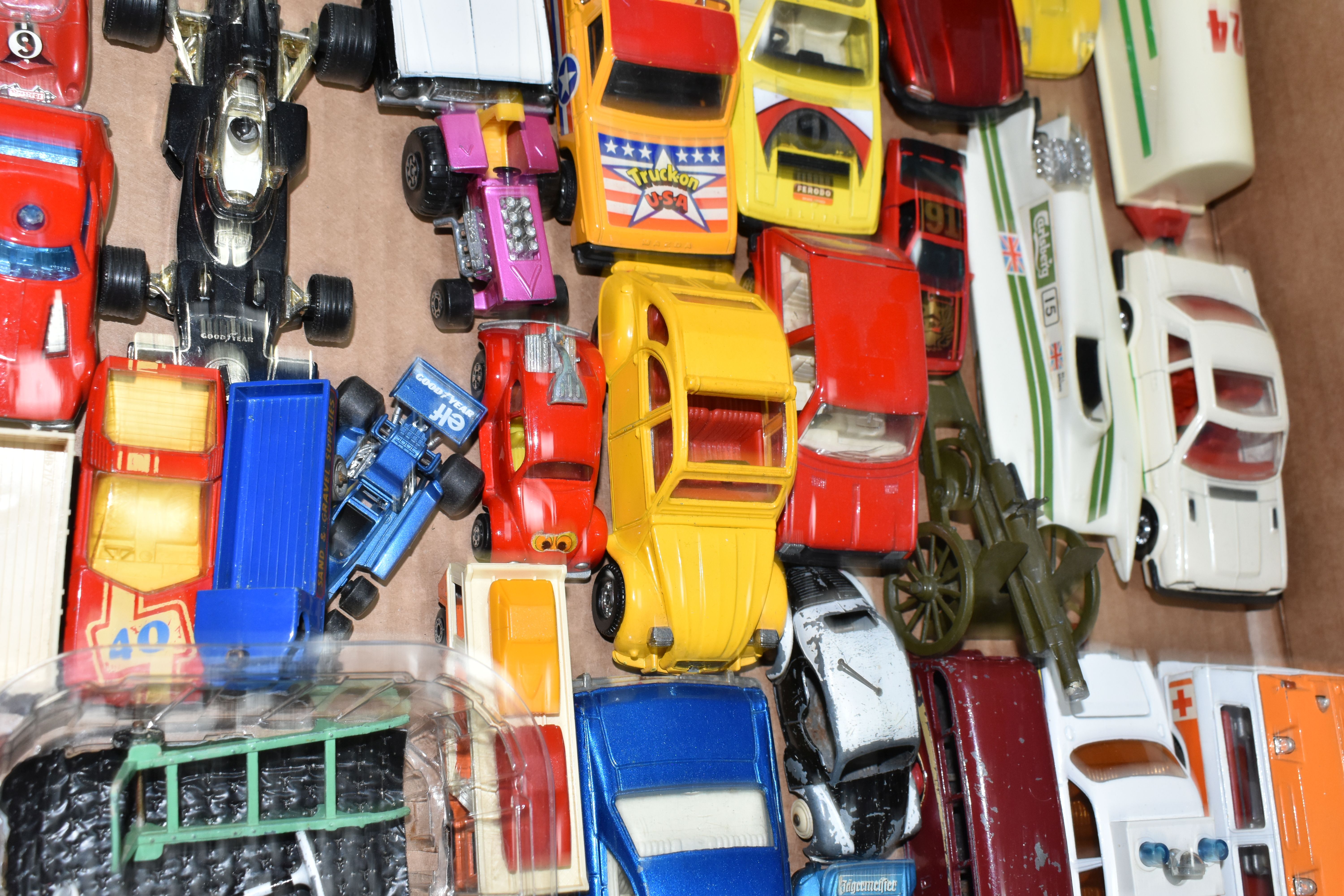 A QUANTITY OF UNBOXED AND ASSORTED PLAYWORN DIECAST VEHICLES, Dinky, Corgi, Matchbox (including - Image 4 of 6