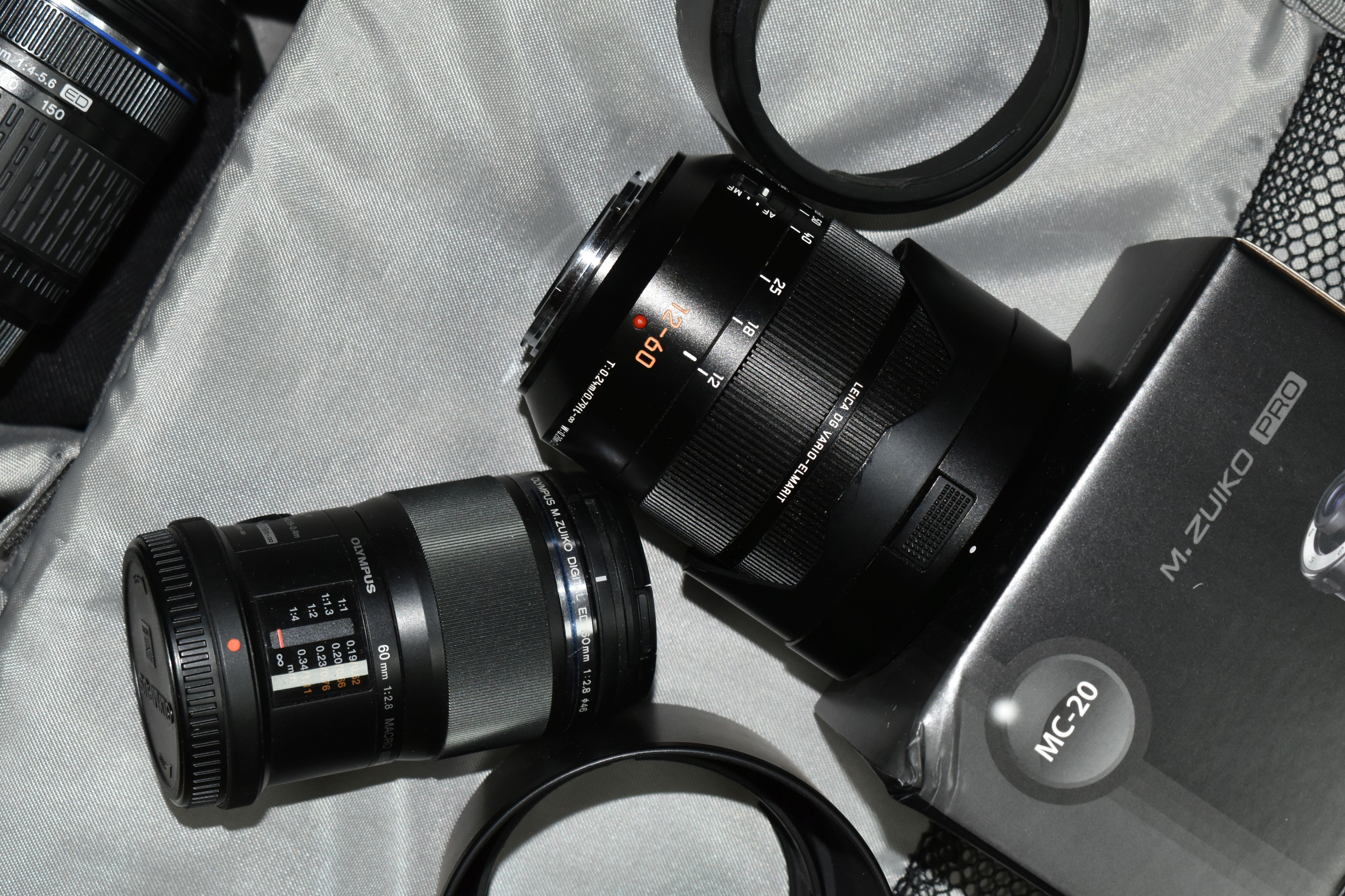 OLYMPUS FITTING MICRO 4/3 CAMERA LENSES ETC, comprising a Olympus 60mm f2.8 macro lens with box, - Bild 4 aus 5