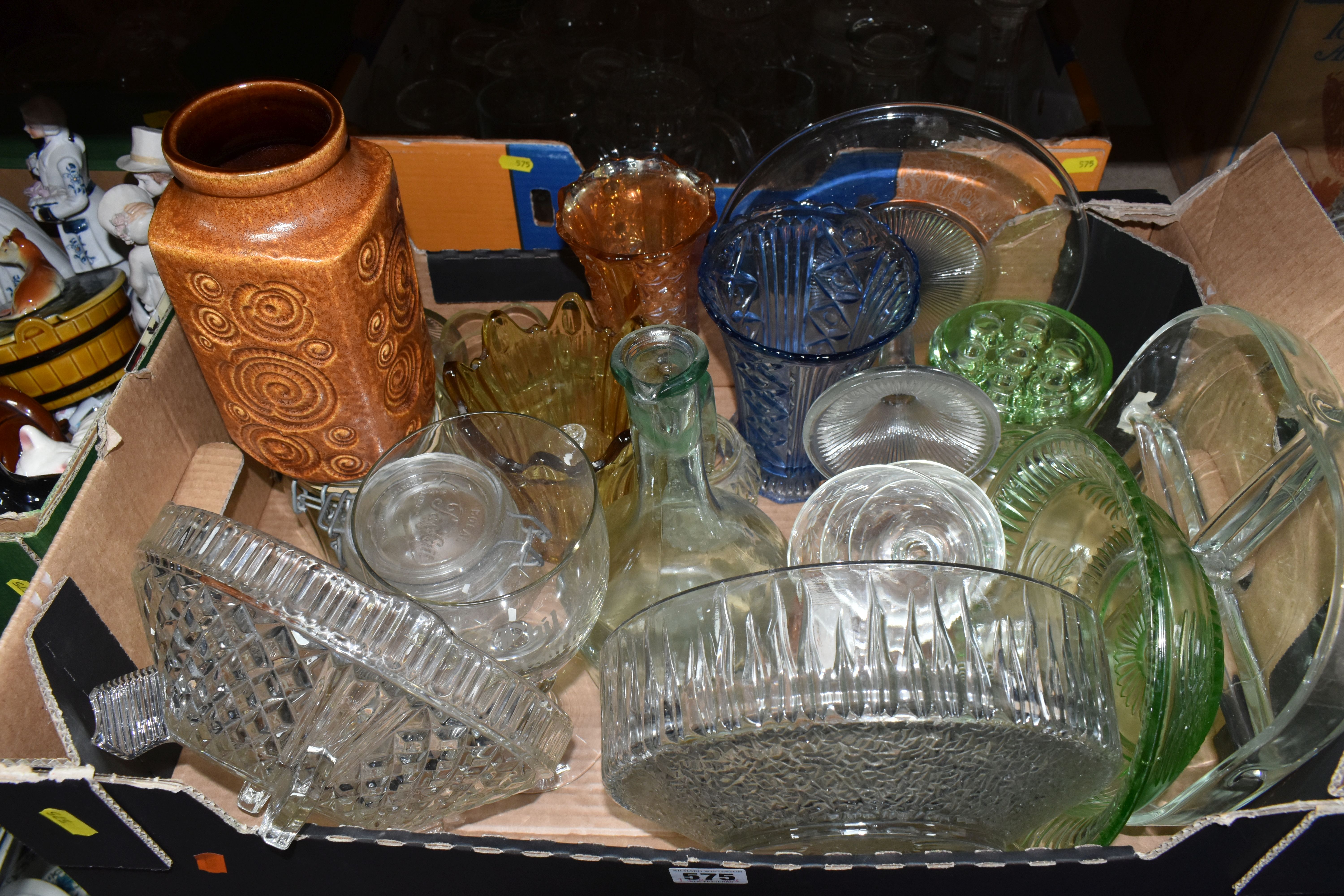 FOUR BOXES AND LOOSE GLASSWARE AND ORNAMENTS, to include a boxed Arlington design glass punch set, a - Image 6 of 13