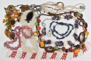 A SELECTION OF GEMSTONE AND COSTUME JEWELLERY, to include a labradorite bead necklace with clasp