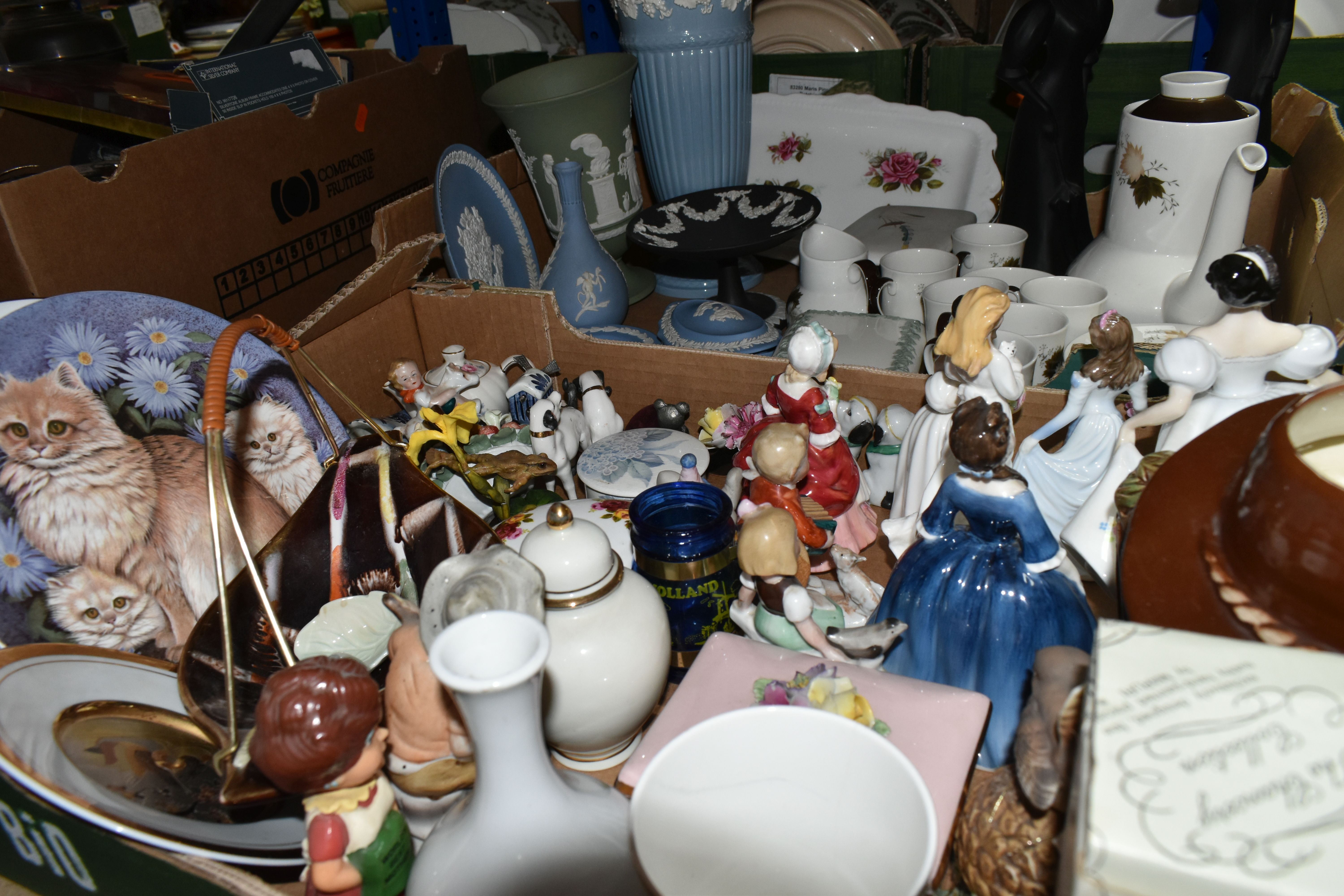 FOUR BOXES OF CERAMIC ORNAMENTS AND GLASSWARE INCLUDING ROYAL DOULTON, COALPORT, AND ROYAL WESSEX - Bild 13 aus 14