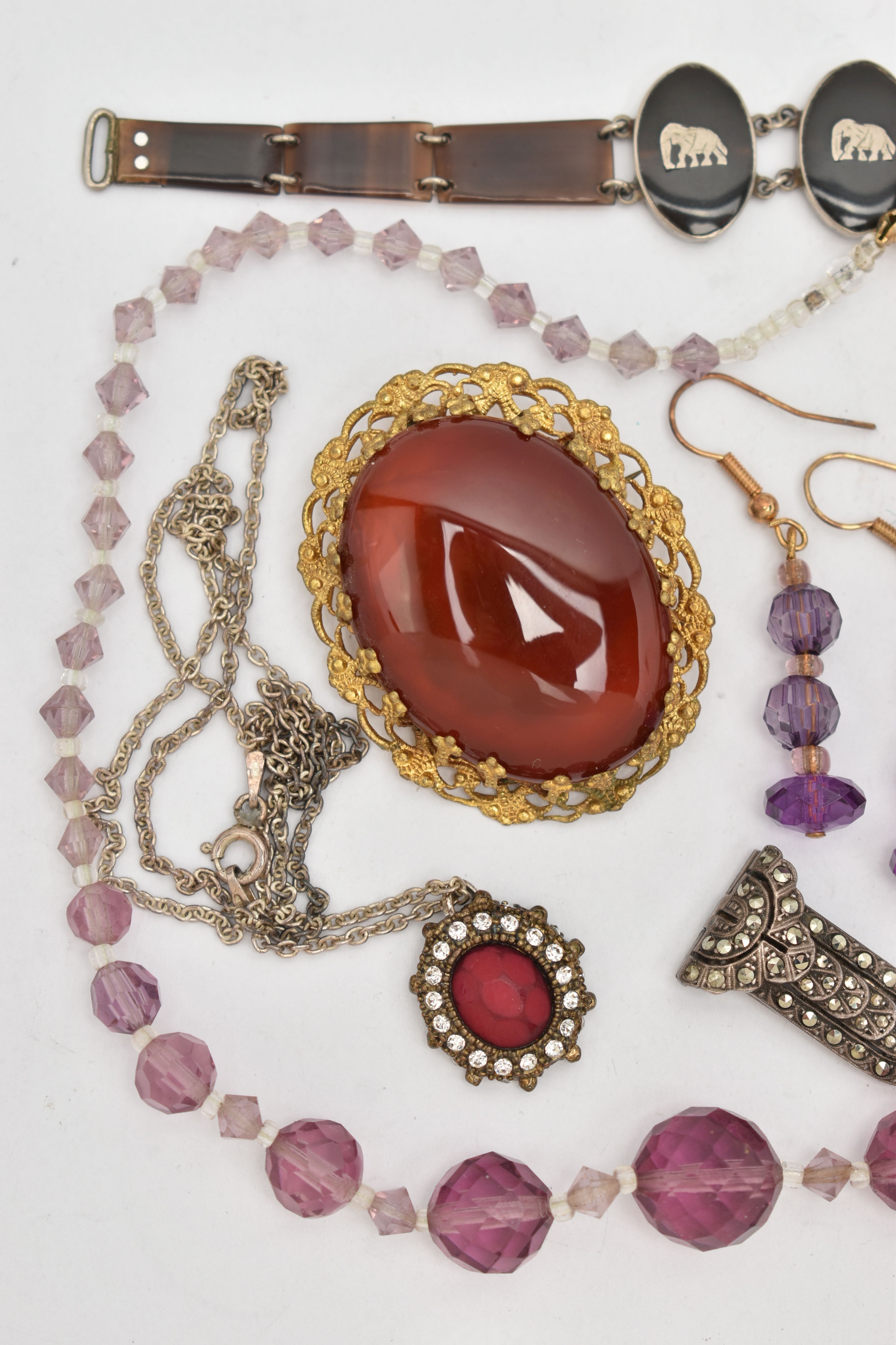 ASSORTED JEWELLERY, to include a banded agate gold plated brooch, fitted with a brooch pin and C - Image 2 of 4