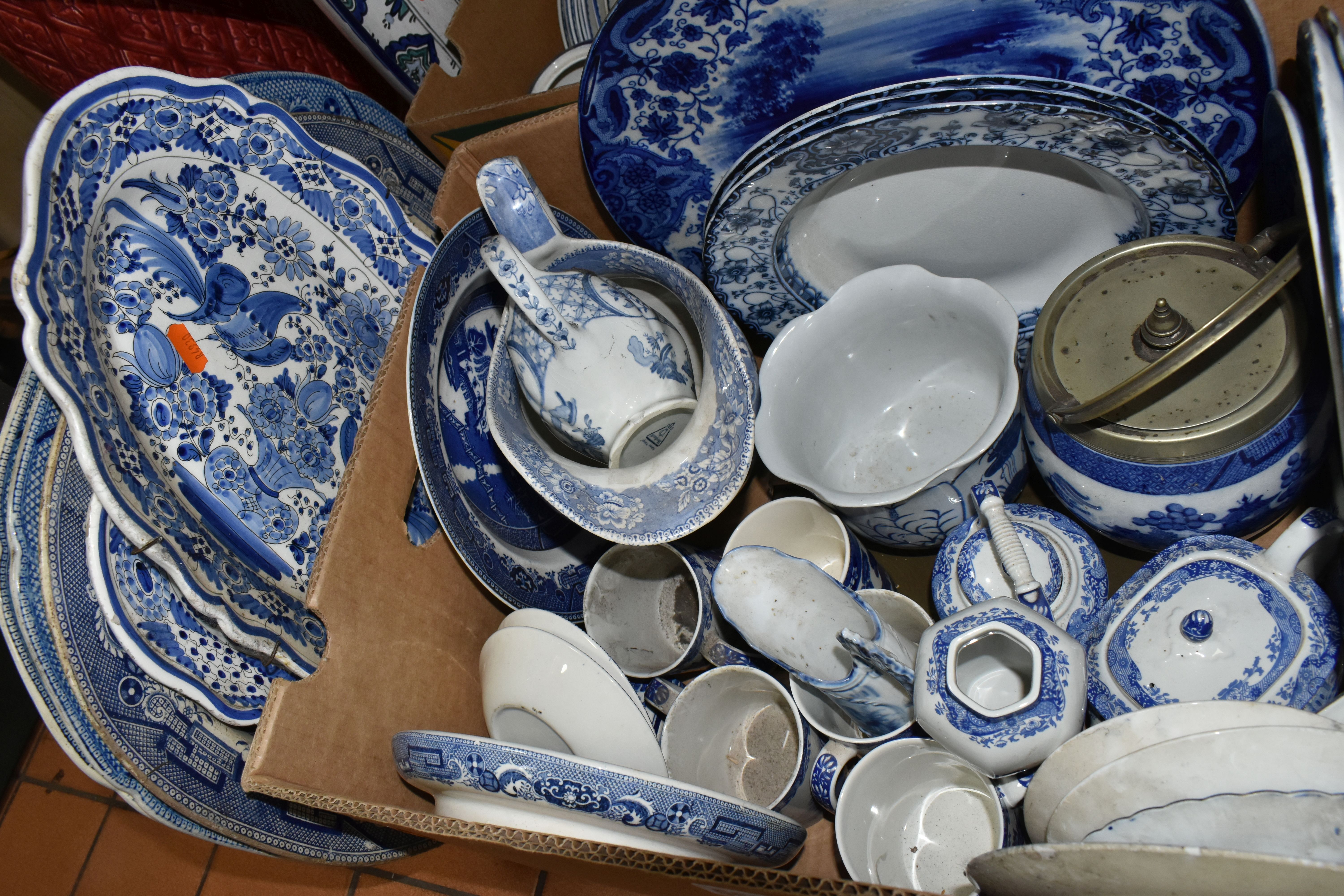 TWO BOXES AND LOOSE BLUE AND WHITE CERAMICS, to include a Minton Willow pattern biscuit barrel, a - Bild 5 aus 8