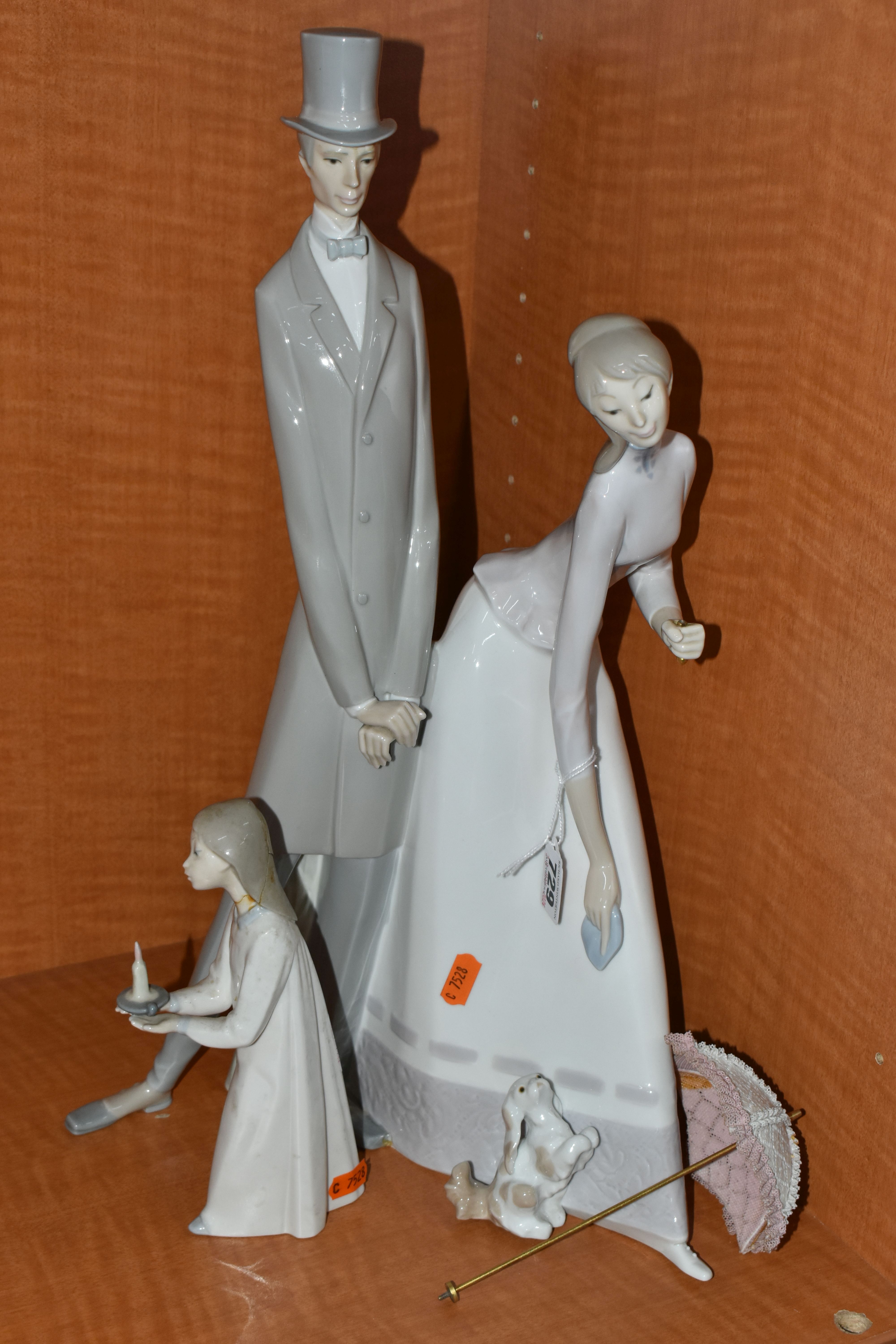 A LLADRO PORCELAIN FIGURE GROUP 'COUPLE WITH PARASOL', NO.4563, modelled with a dog at their feet, - Image 5 of 7