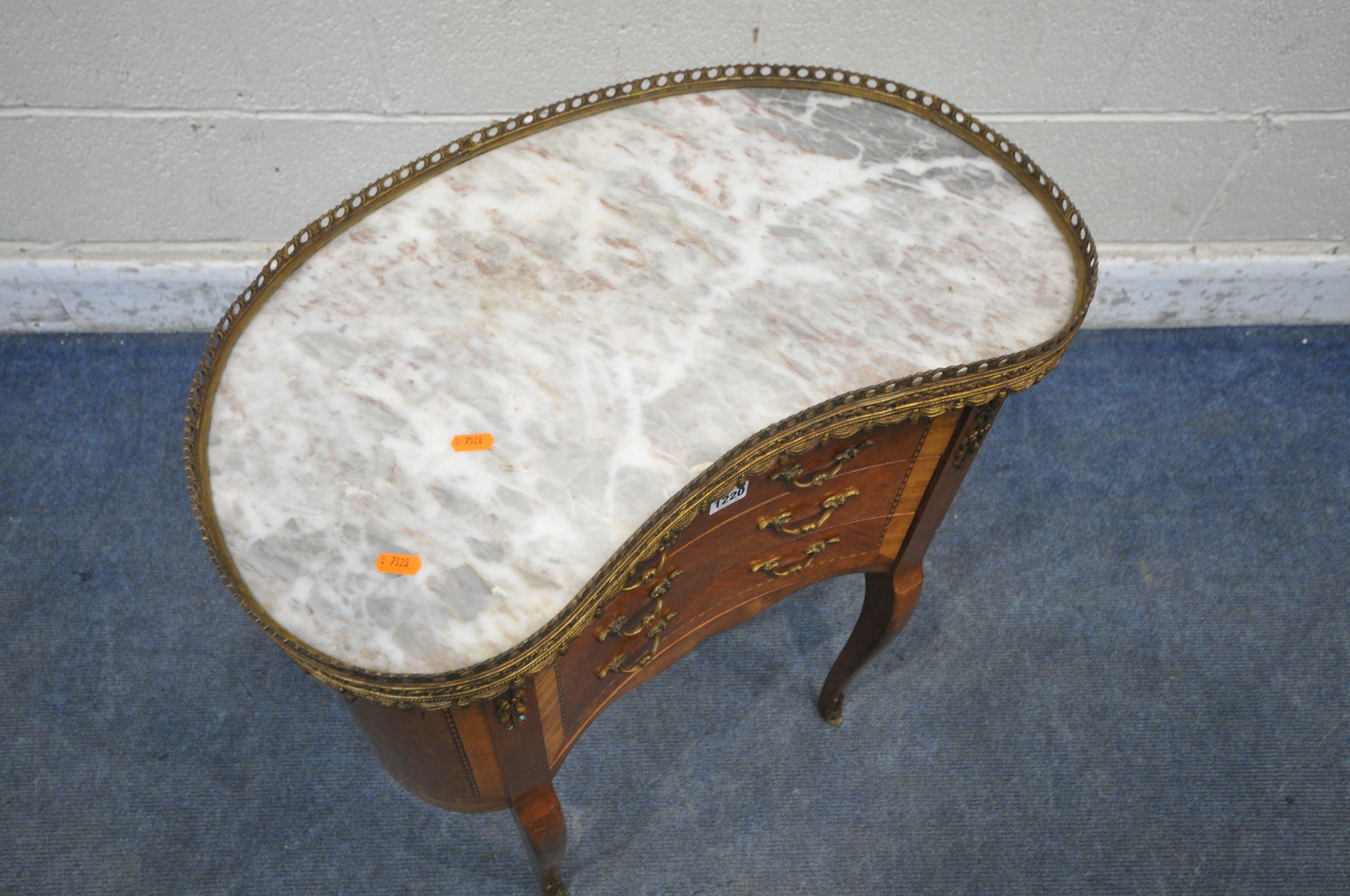 A REPRODUCTION FRENCH KINGWOOD VENEER KIDNEY SIDE TABLE, the marble top is surrounded by a pierced - Image 2 of 5