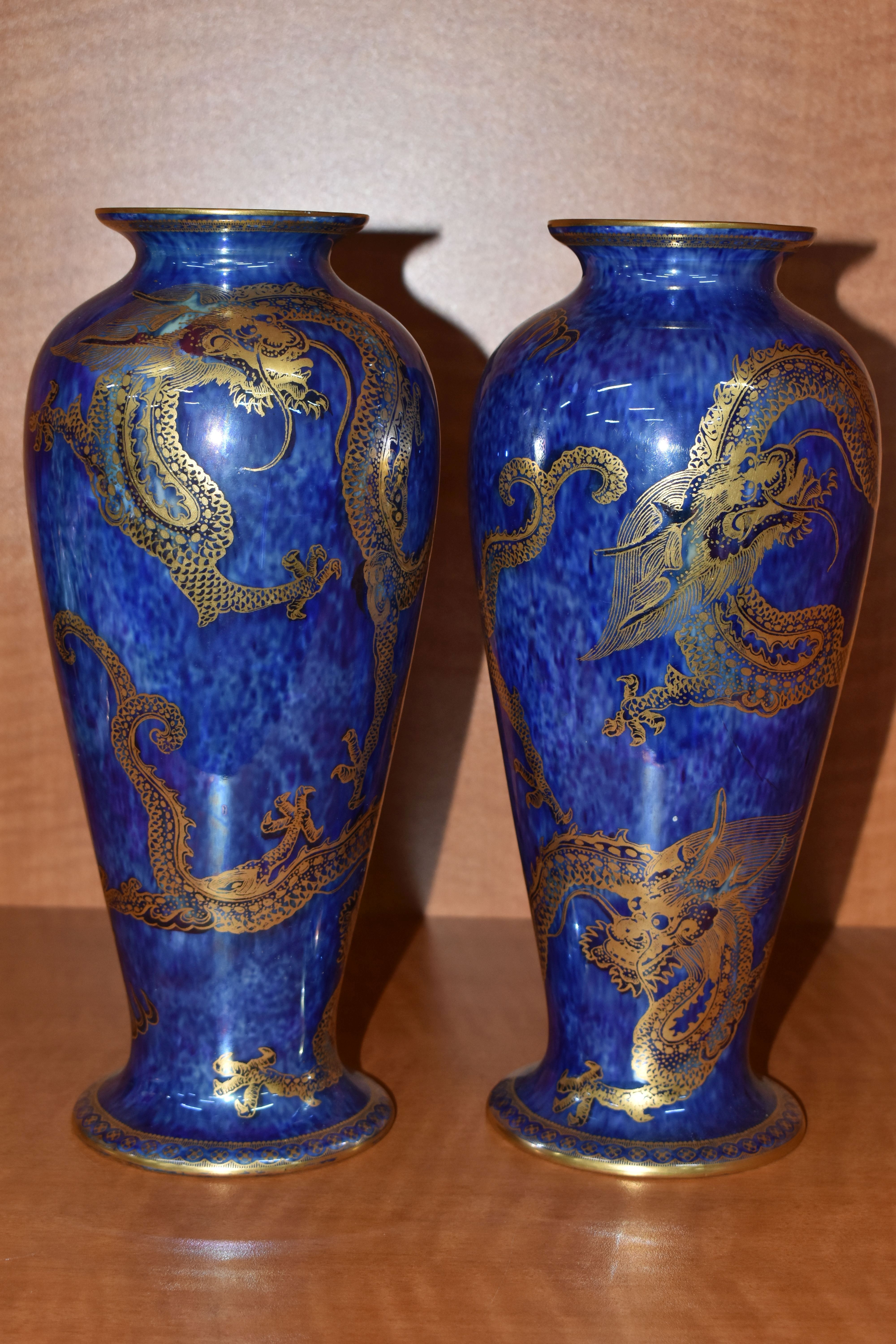 A PAIR OF WEDGWOOD DRAGON LUSTRE BALUSTER VASES, pattern Z4829, the exterior with mottled blue - Bild 5 aus 7