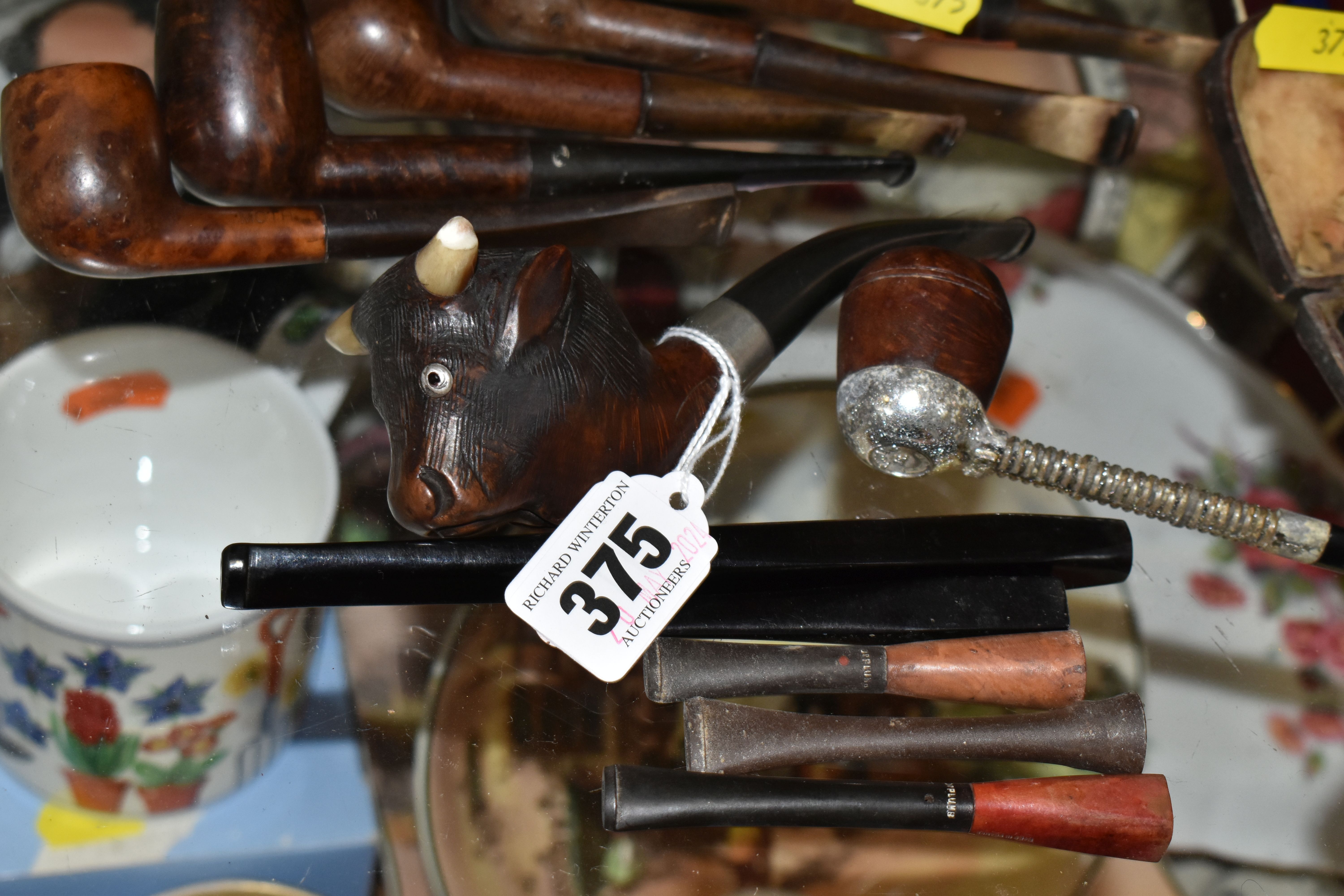 A COLLECTION OF TOBACCO PIPES AND CHEROOT HOLDERS, comprising two brown leather cigar cases, two - Bild 2 aus 6