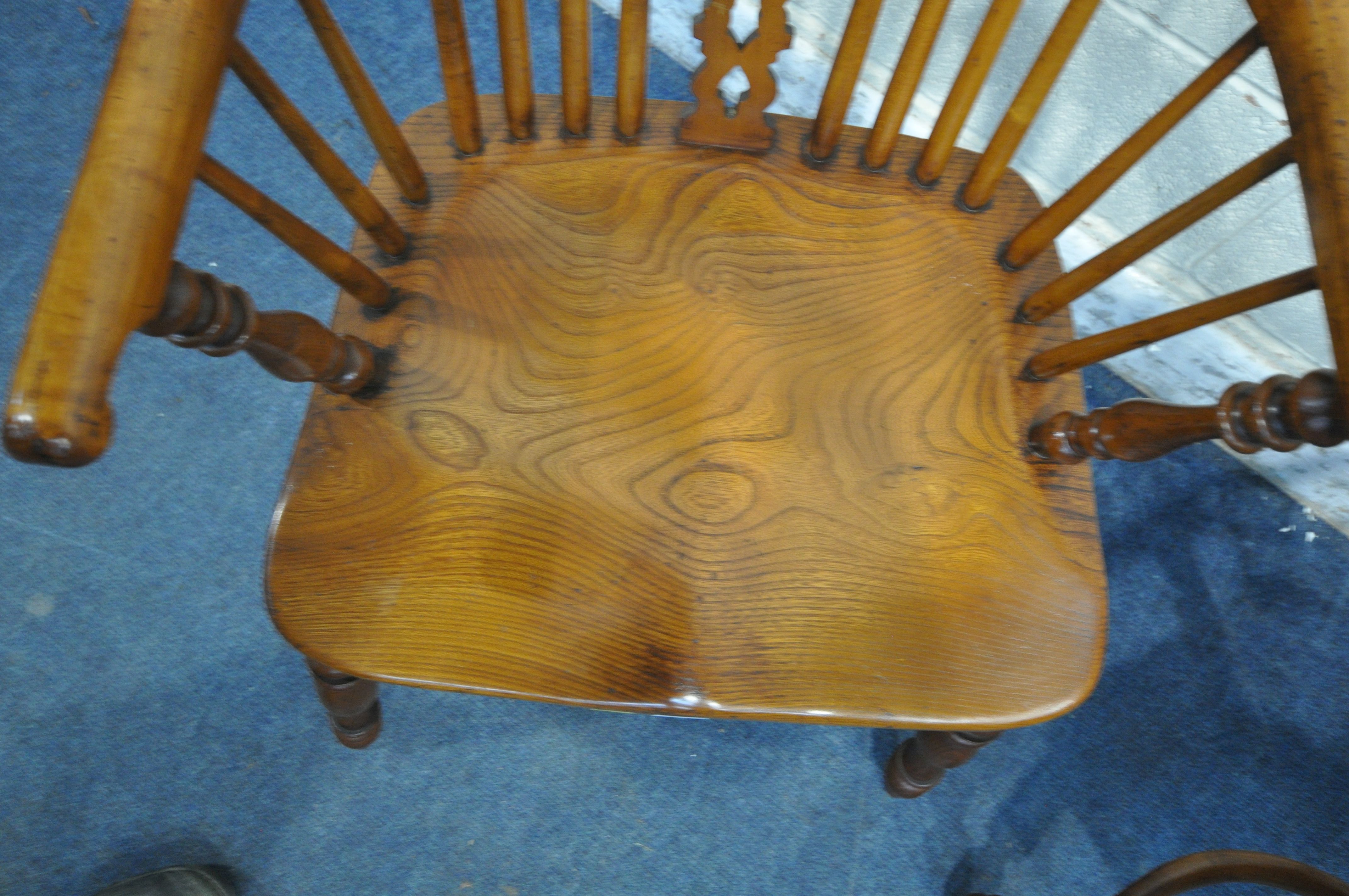 A PAIR OF GOOD QUALITY REPRODUCTION ELM SPLAT BACK WINDSOR ARMCHAIRS, with spindle supports, - Image 4 of 5