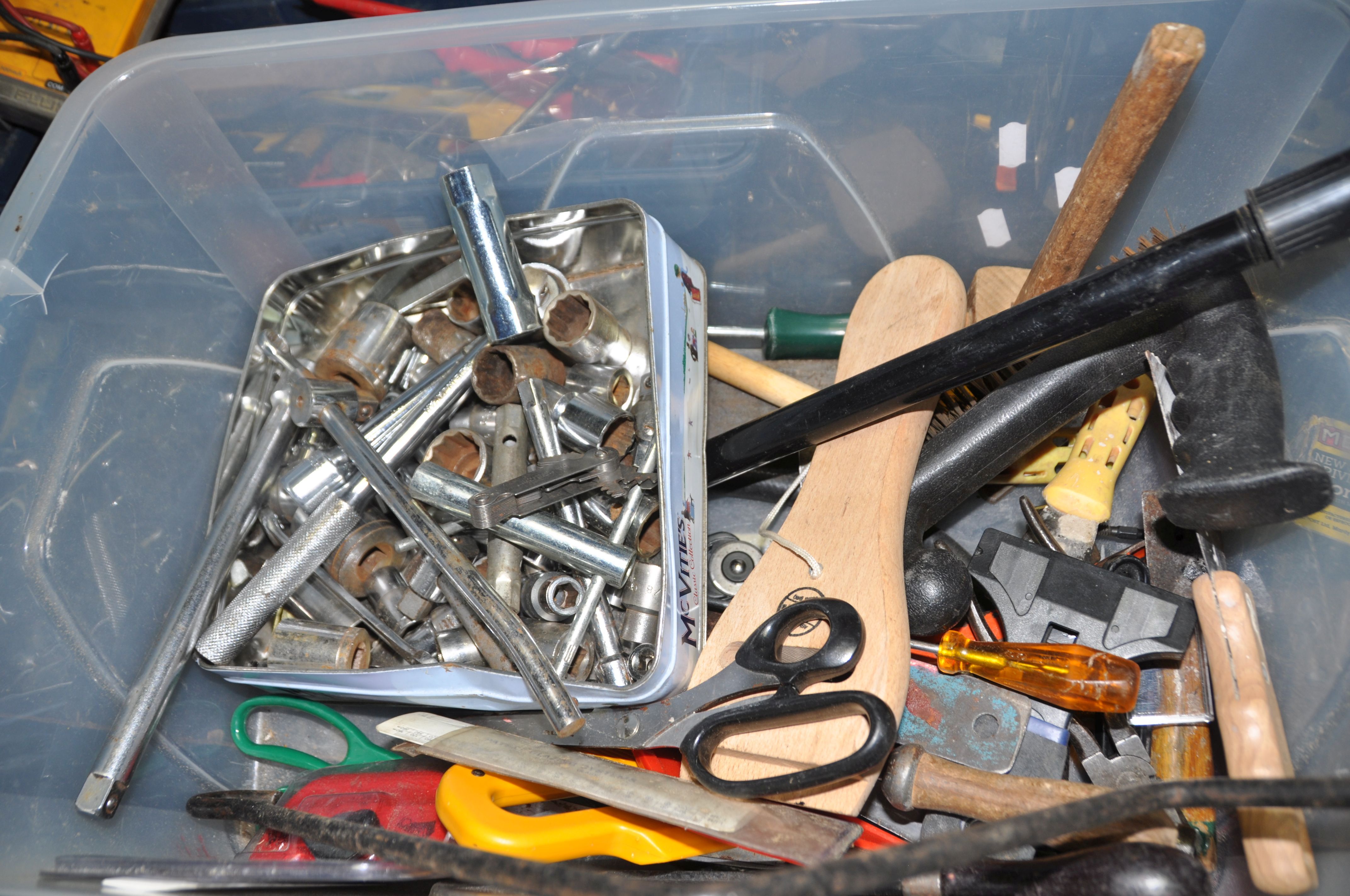 A PLASTIC BOX, A TOOLBOX AND A TRAY CONTAINING HAND TOOLS including an Acorn No 4 1/2 plane, a Moore - Image 4 of 8